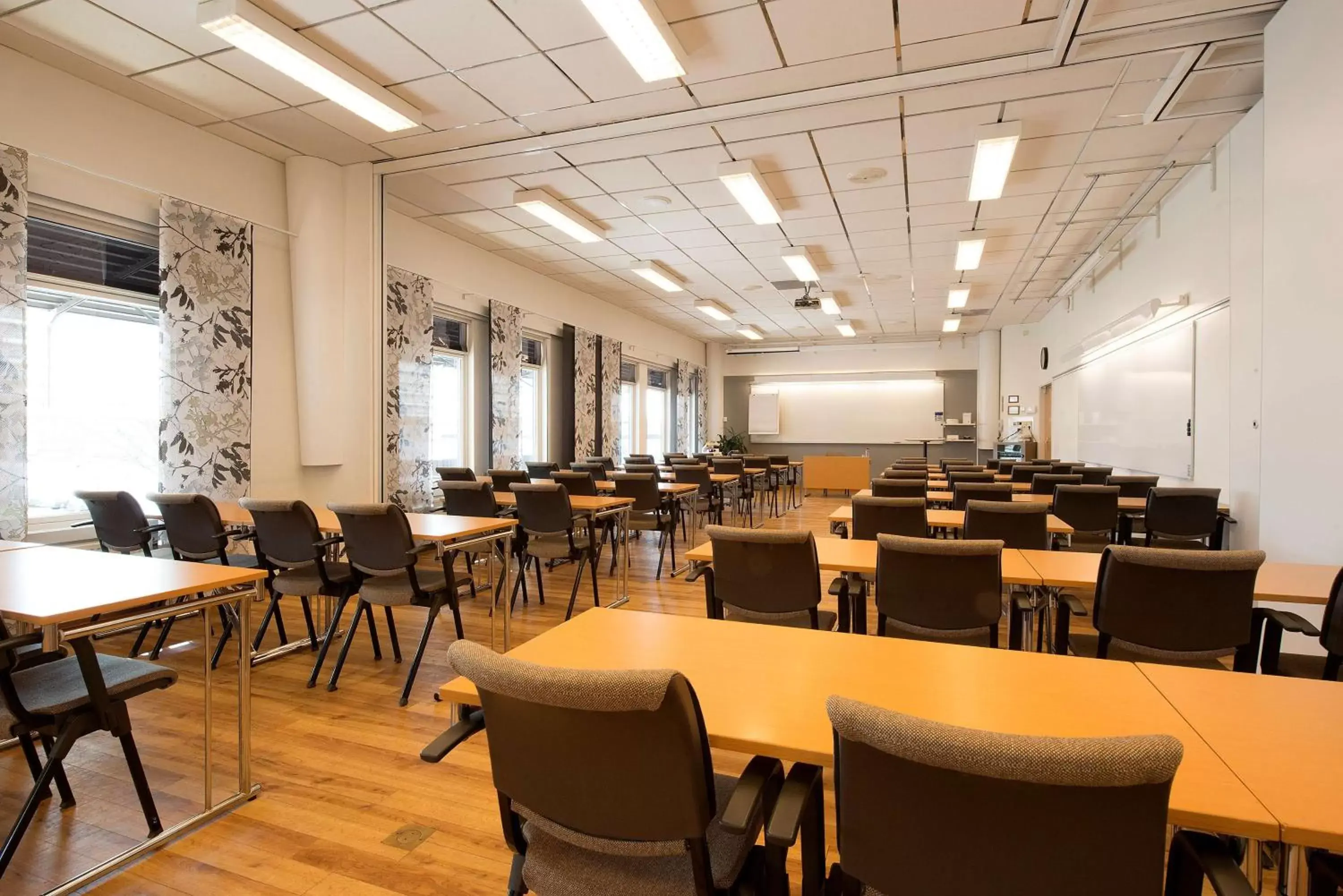 Meeting/conference room, Restaurant/Places to Eat in Scandic Uppsala Nord