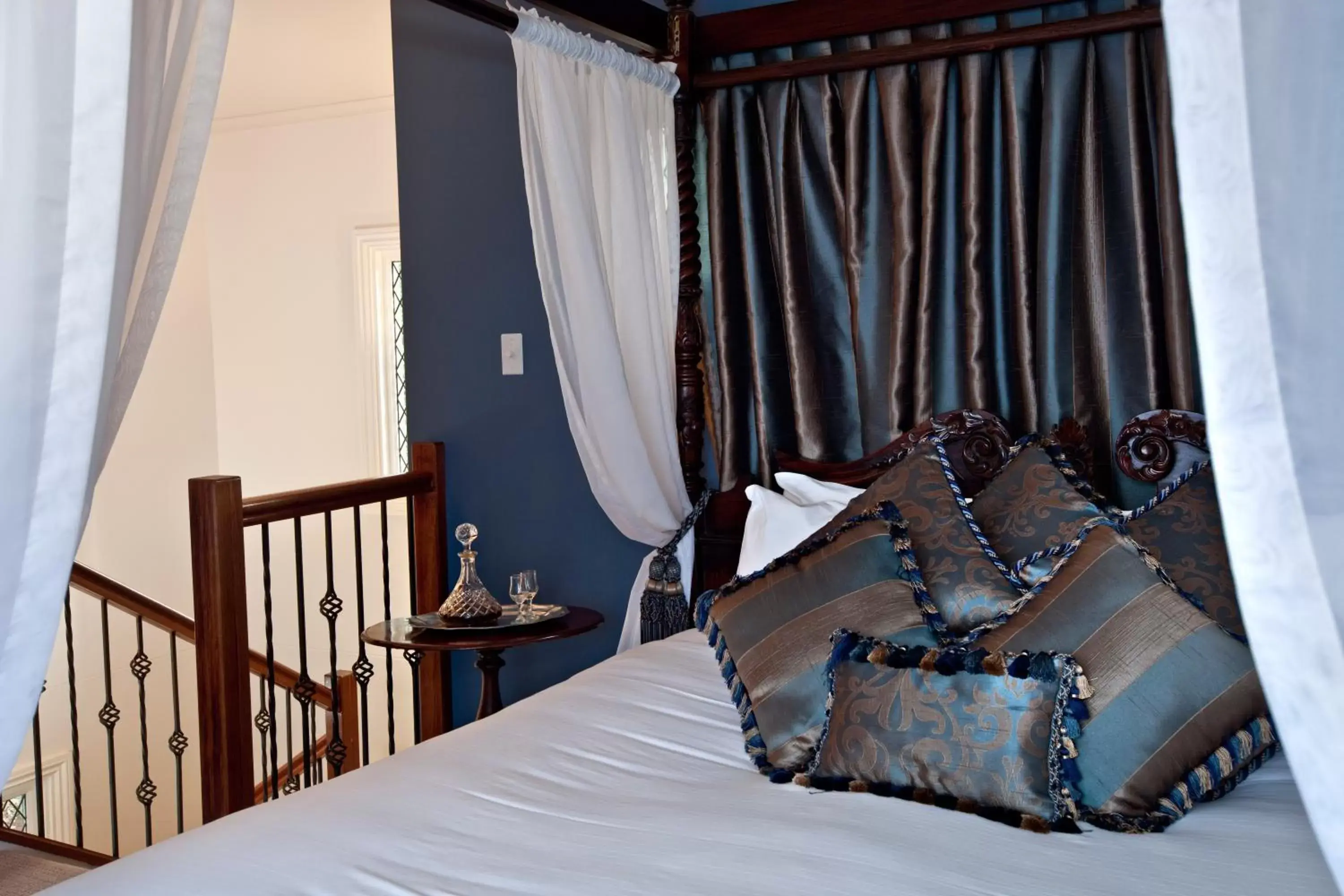 Lounge or bar, Bed in The Castle on Tamborine
