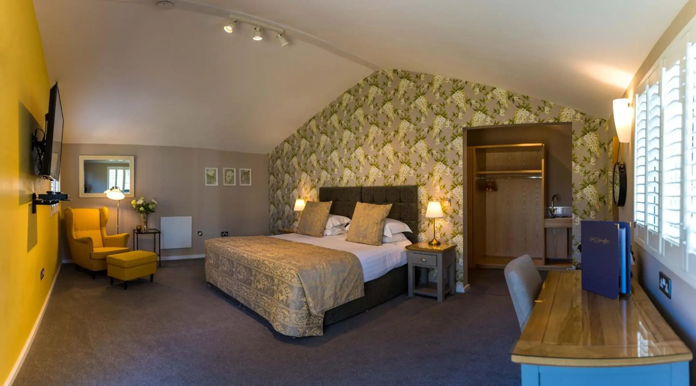 Photo of the whole room, Bed in Manor Court Hotel