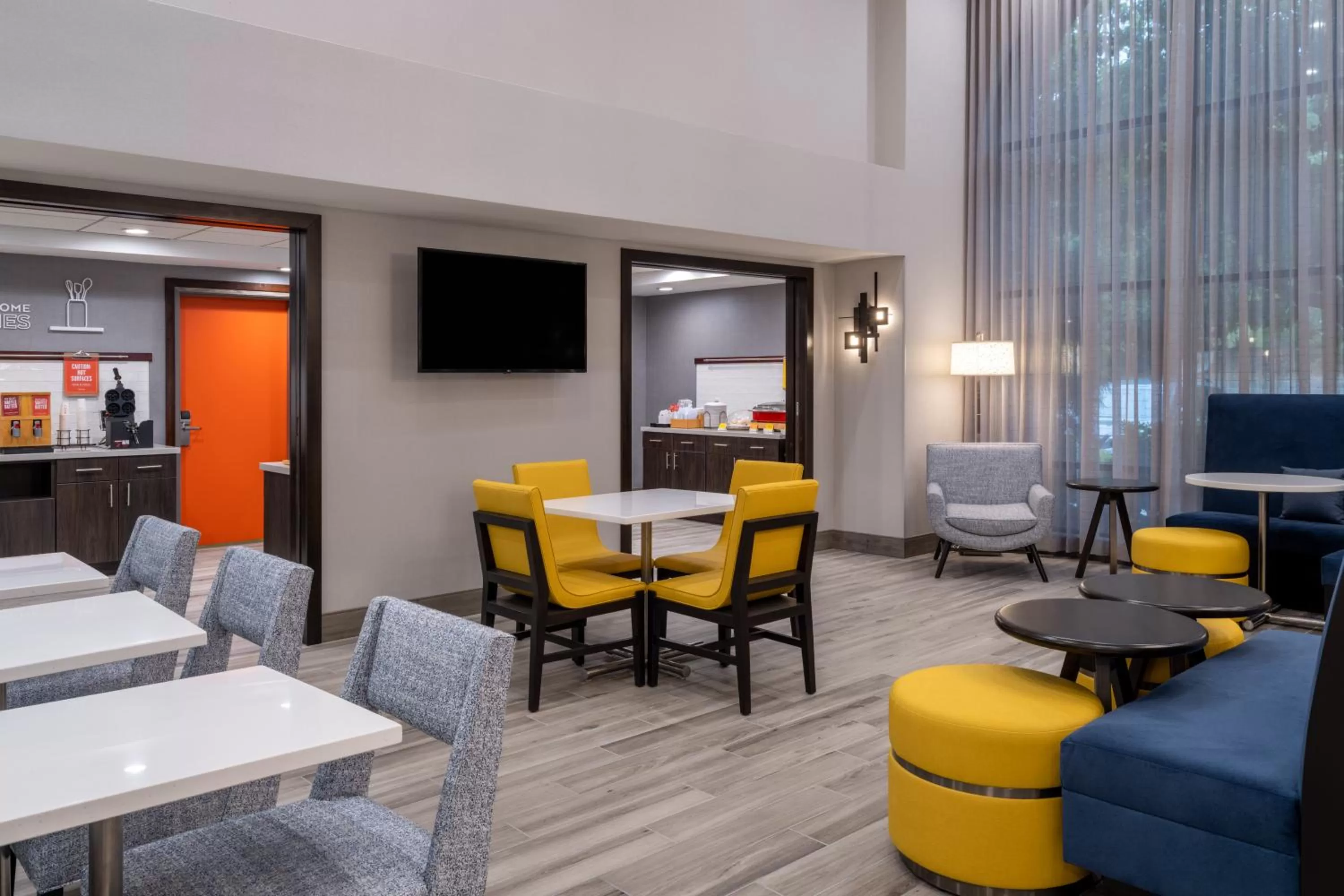Seating area in Hampton Inn & Suites Agoura Hills