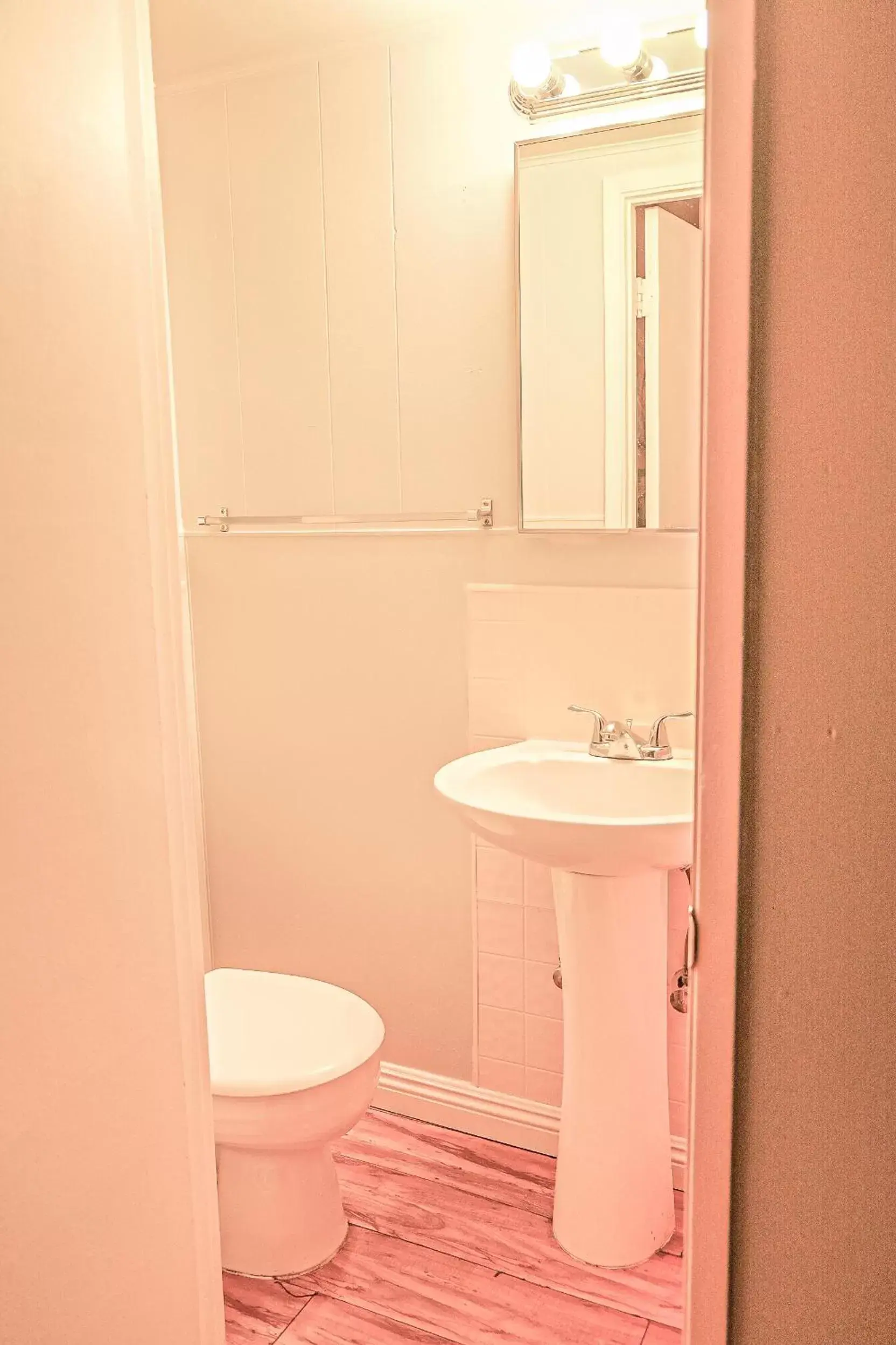 Toilet, Bathroom in Sherwood Arms Motel