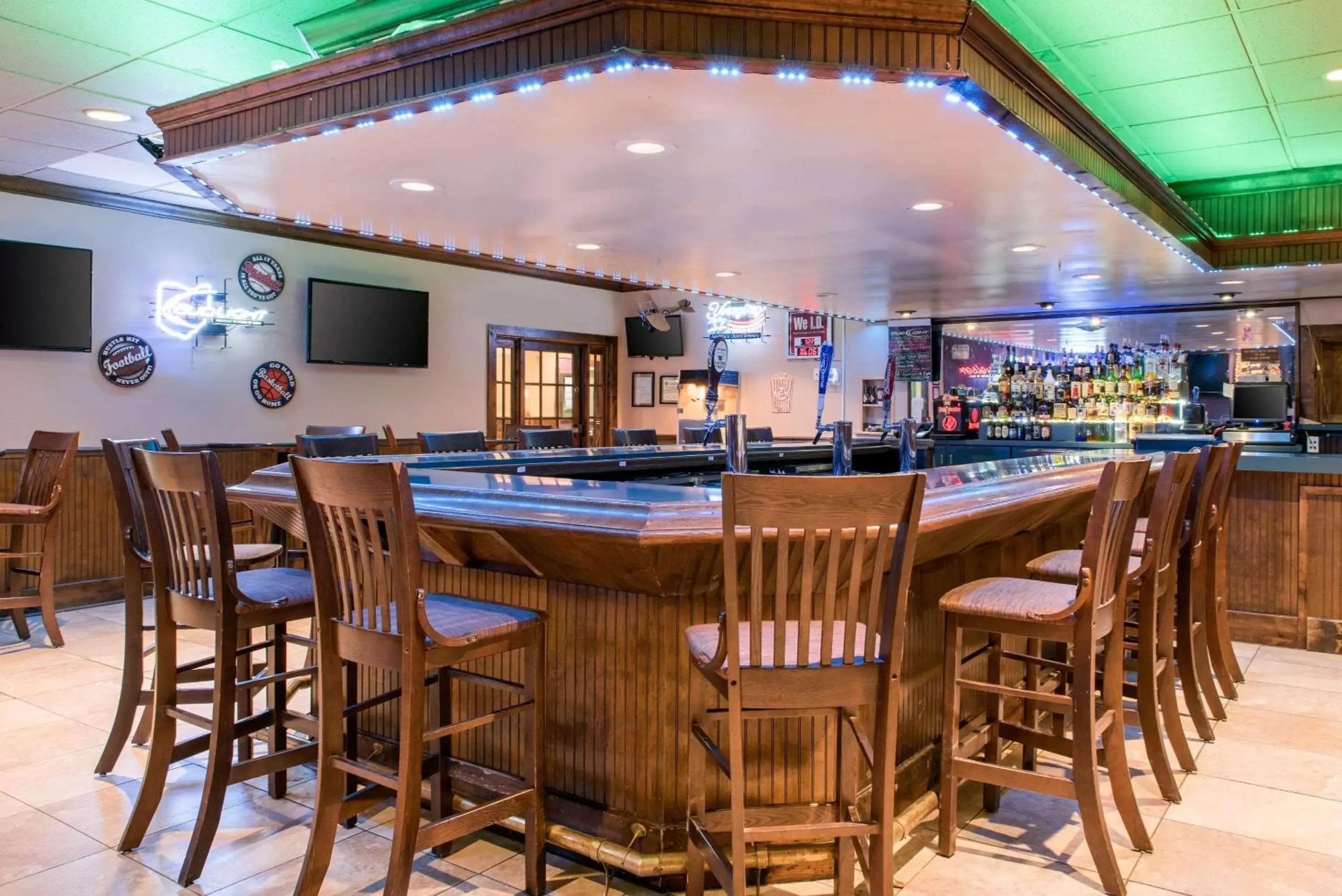 Restaurant/places to eat, Lounge/Bar in Clarion Inn Dayton Airport