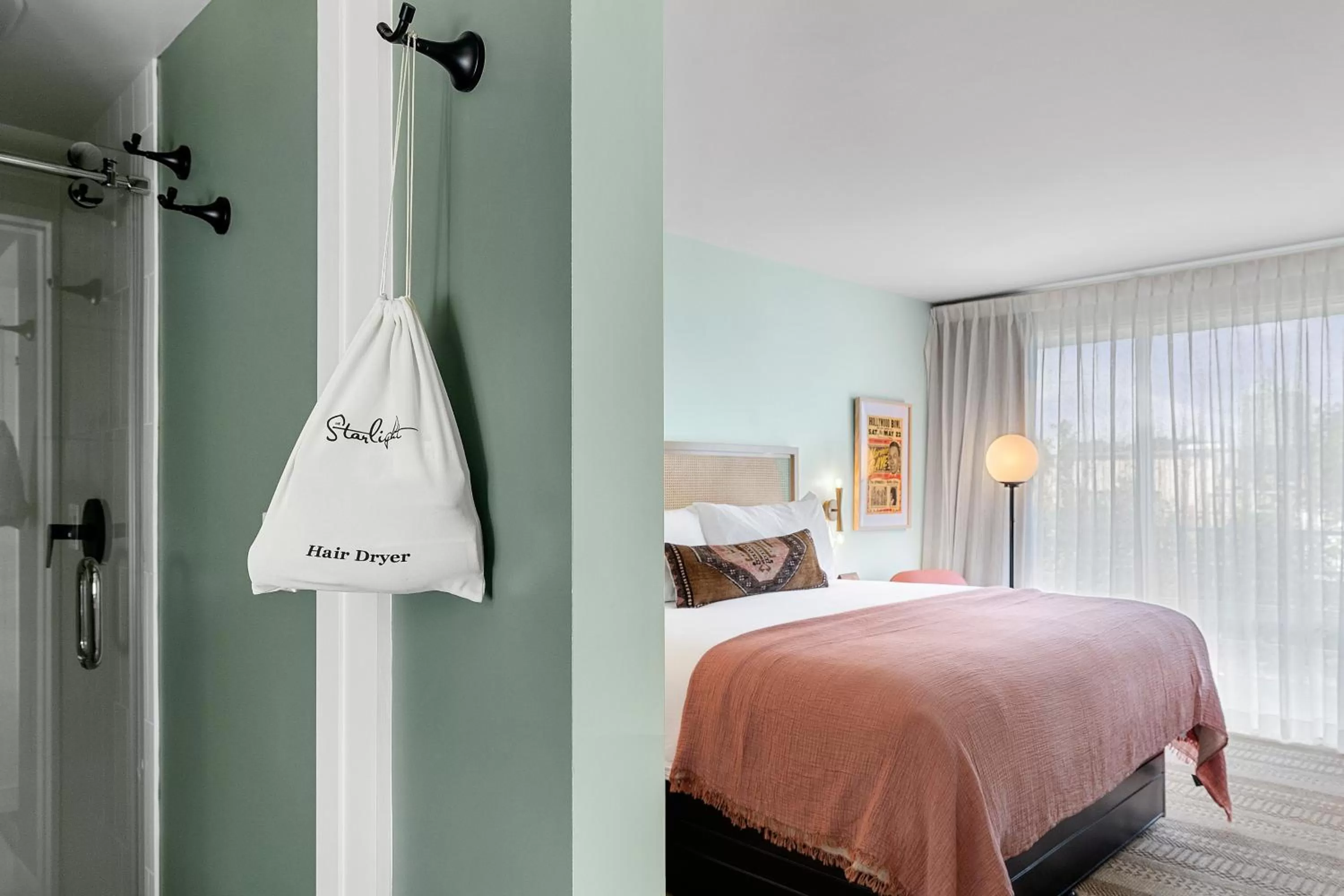 Bed in The Starlight Motor Inn