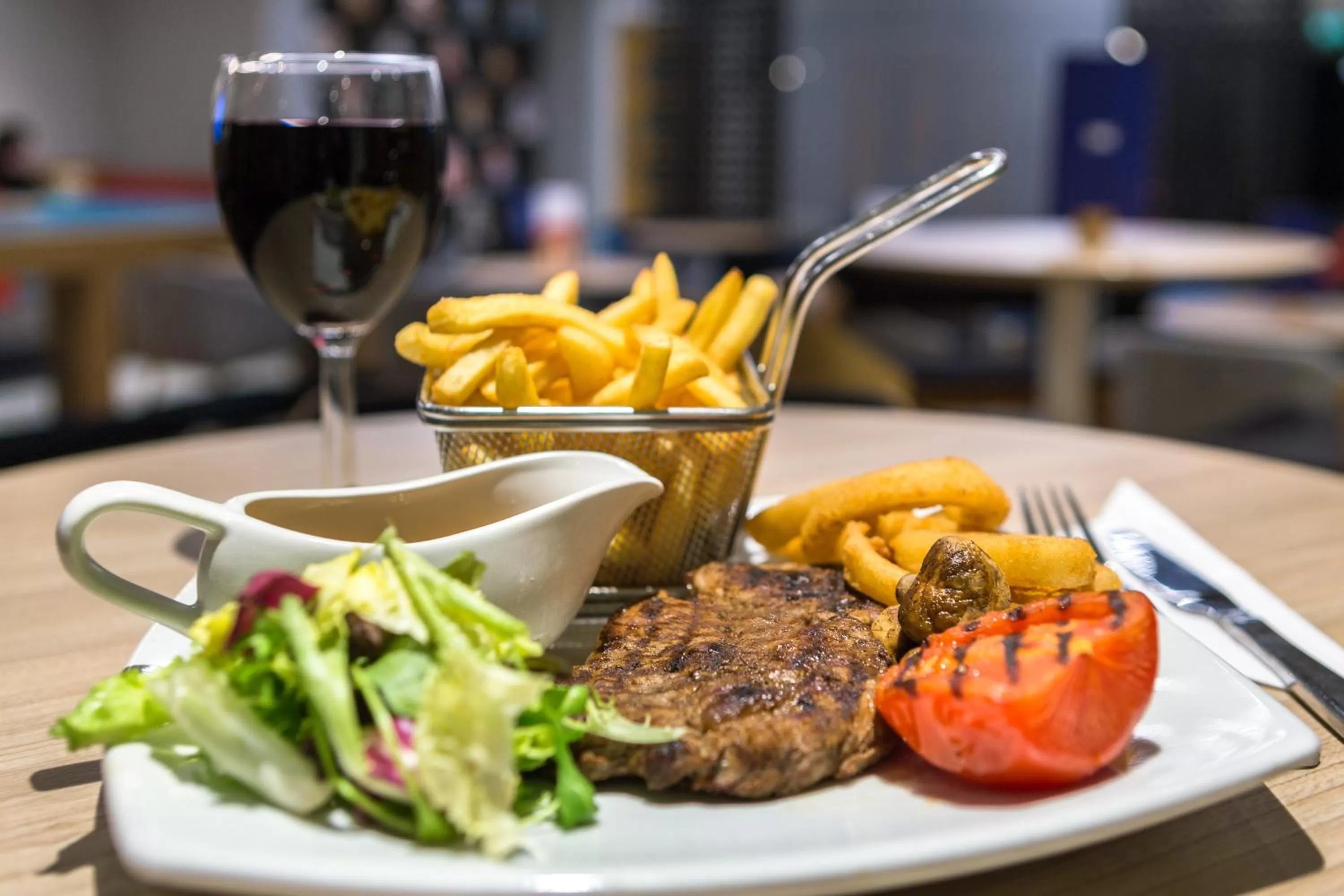 Restaurant/places to eat in Holiday Inn Express London - Watford Junction by IHG