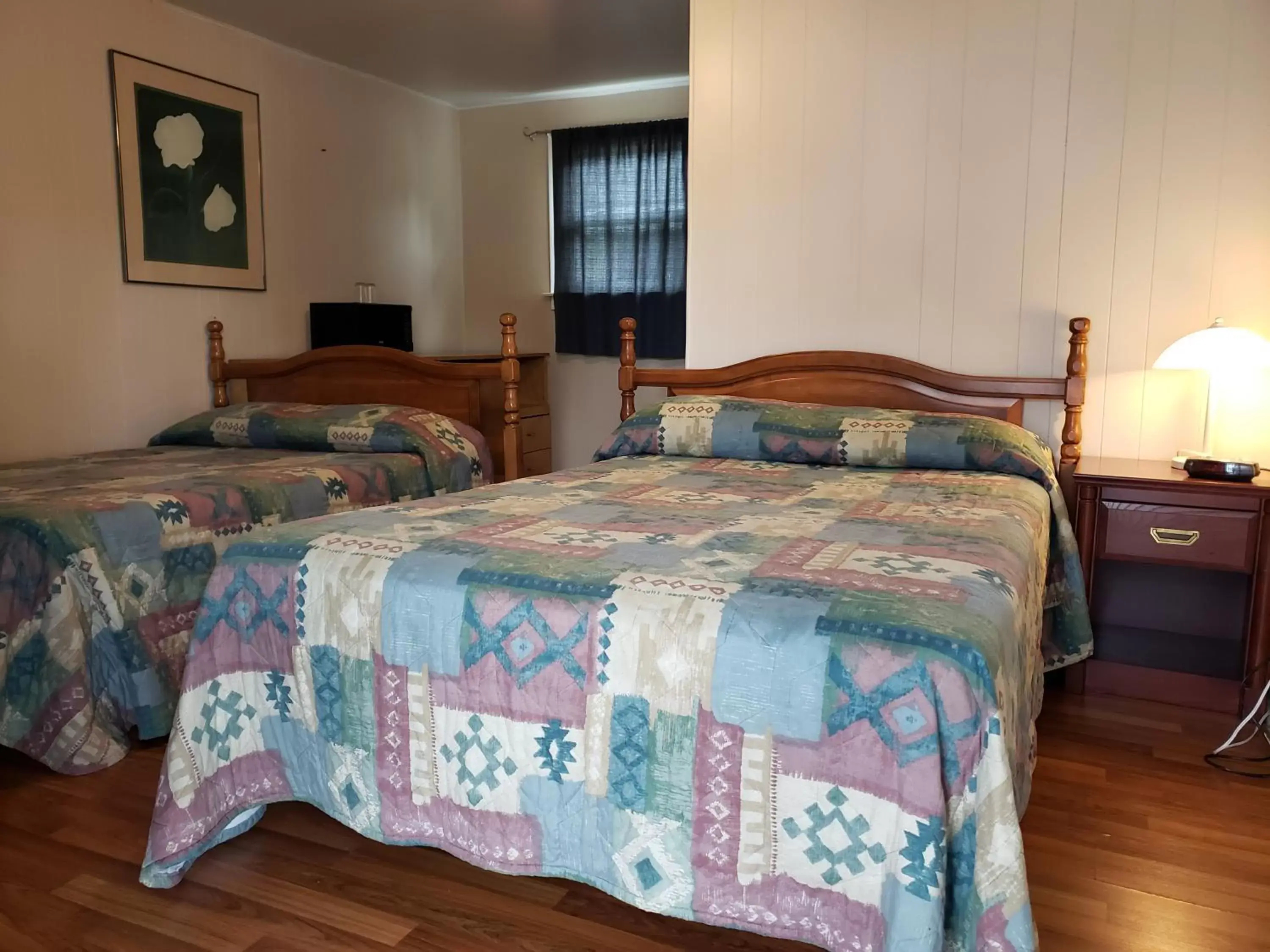 Photo of the whole room, Bed in Regent Motel