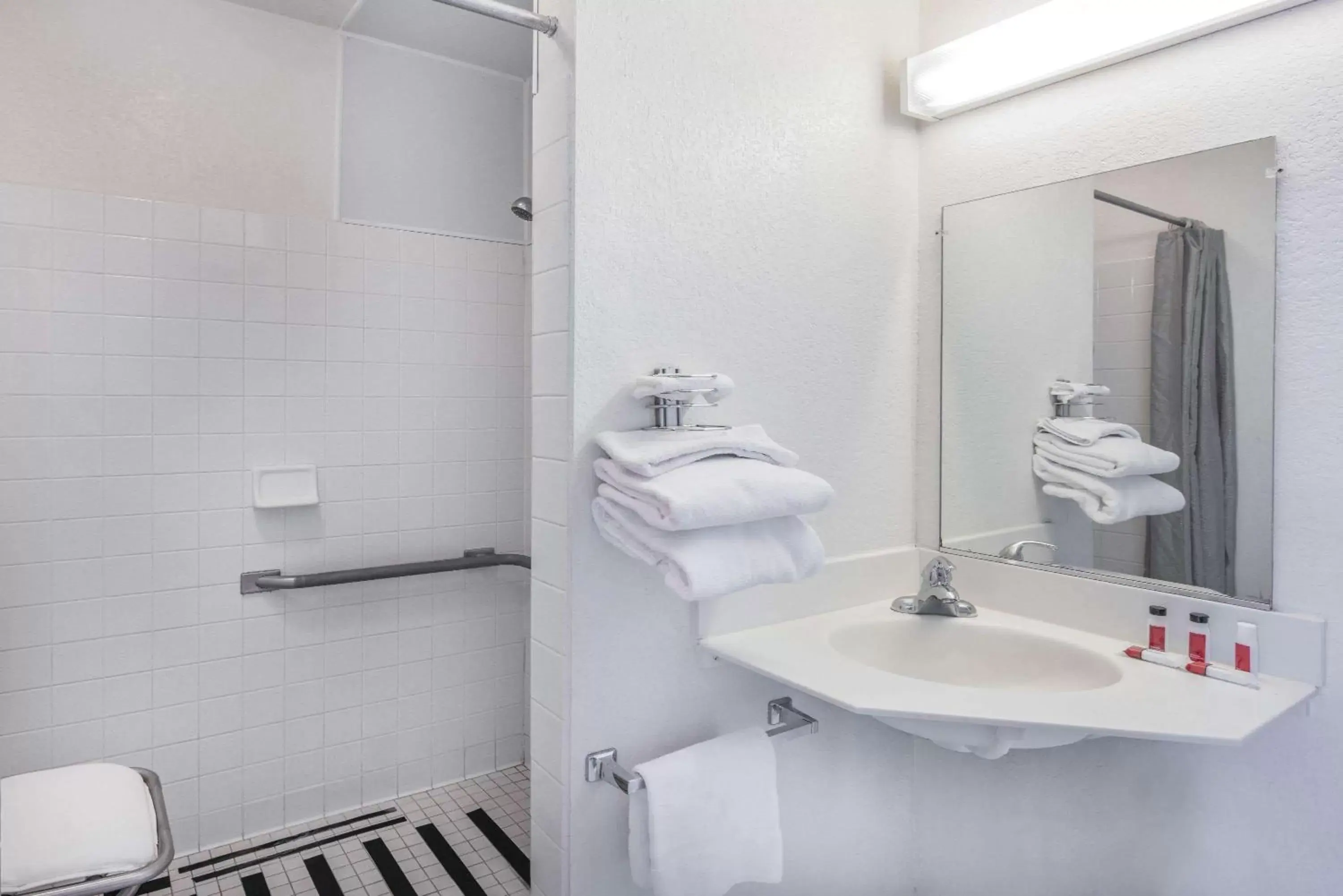 Shower, Bathroom in Travelodge by Wyndham Miles City