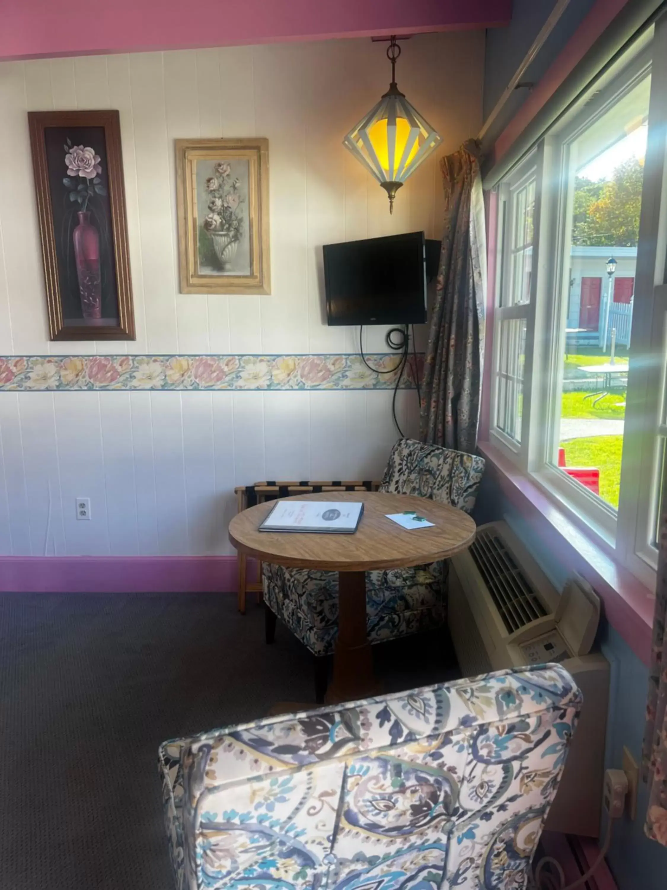 Seating area, TV/Entertainment Center in Claddagh Motel & Suites