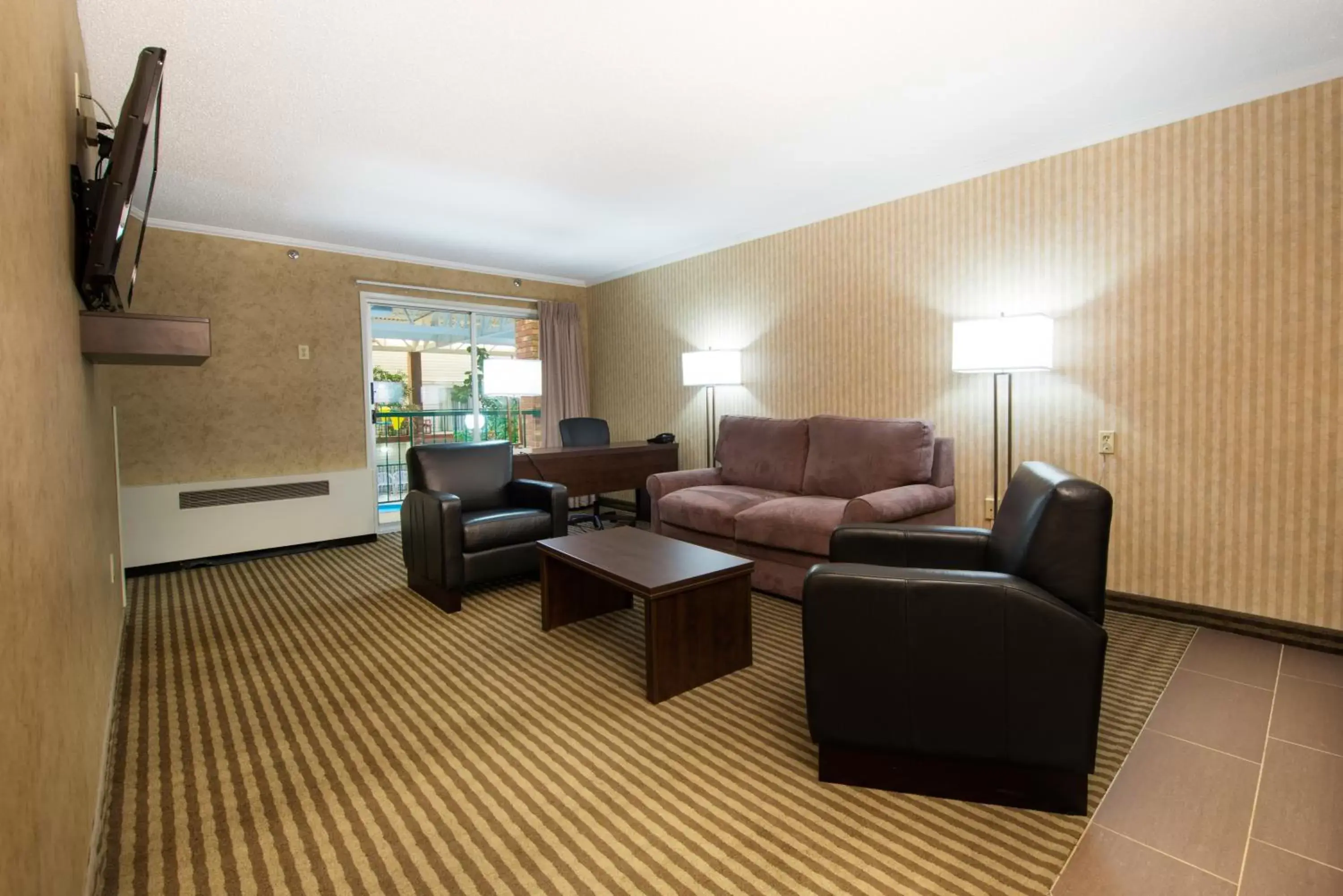 Living room, Seating Area in Victoria Inn Hotel & Convention Centre Brandon