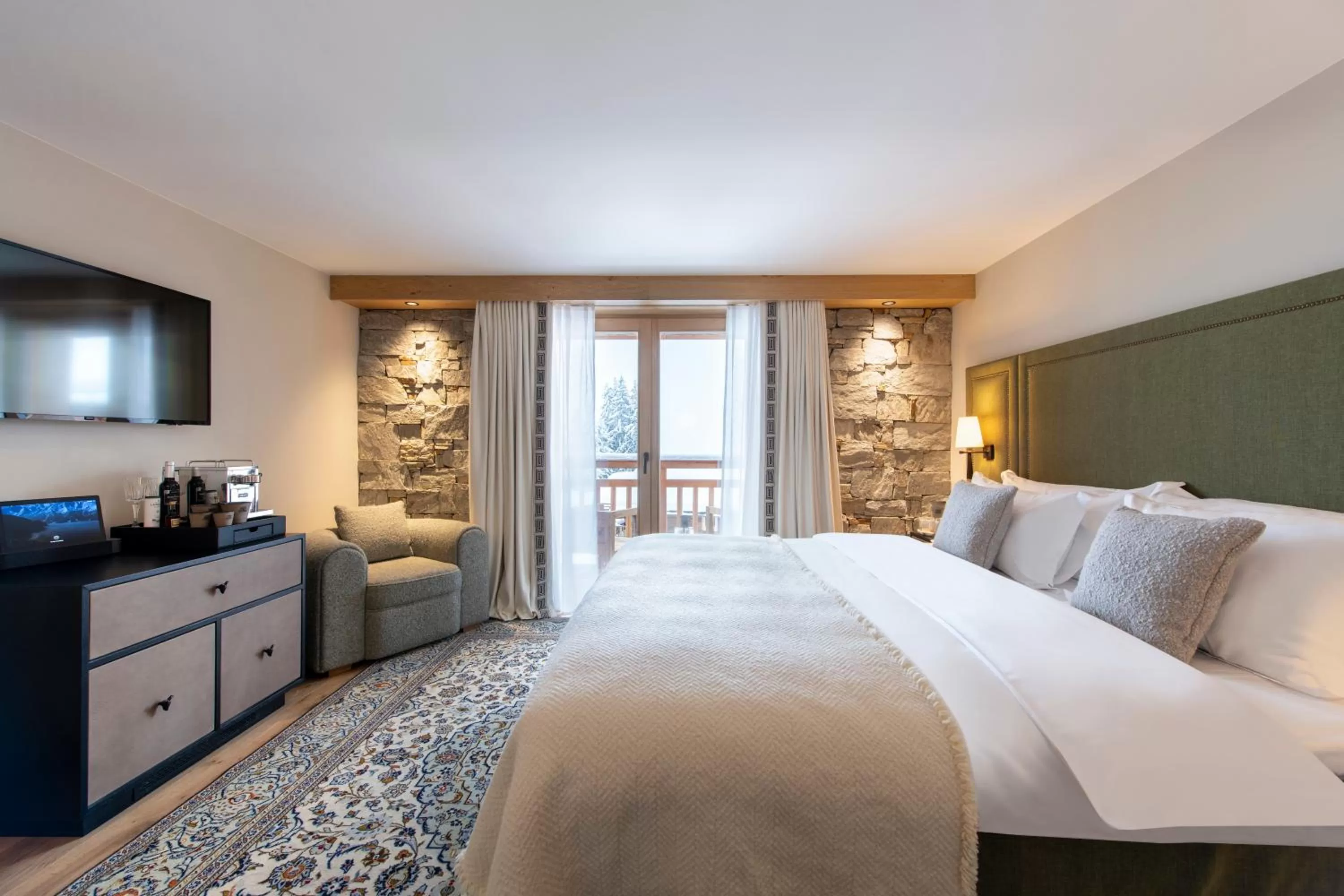 Photo of the whole room, Bed in Hôtel de Verbier SUP