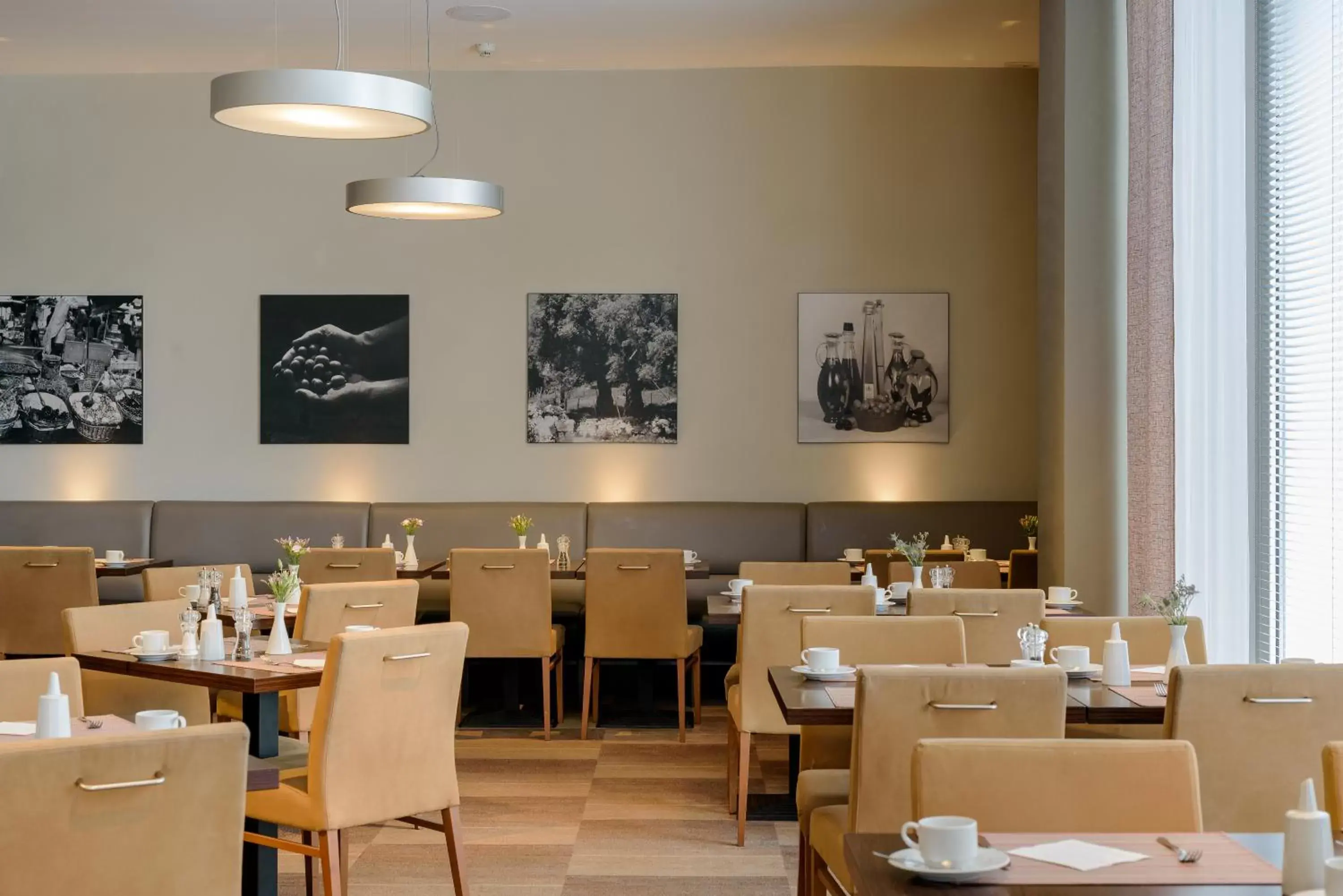 Buffet breakfast, Restaurant/Places to Eat in Mercure Hotel Hamburg Mitte