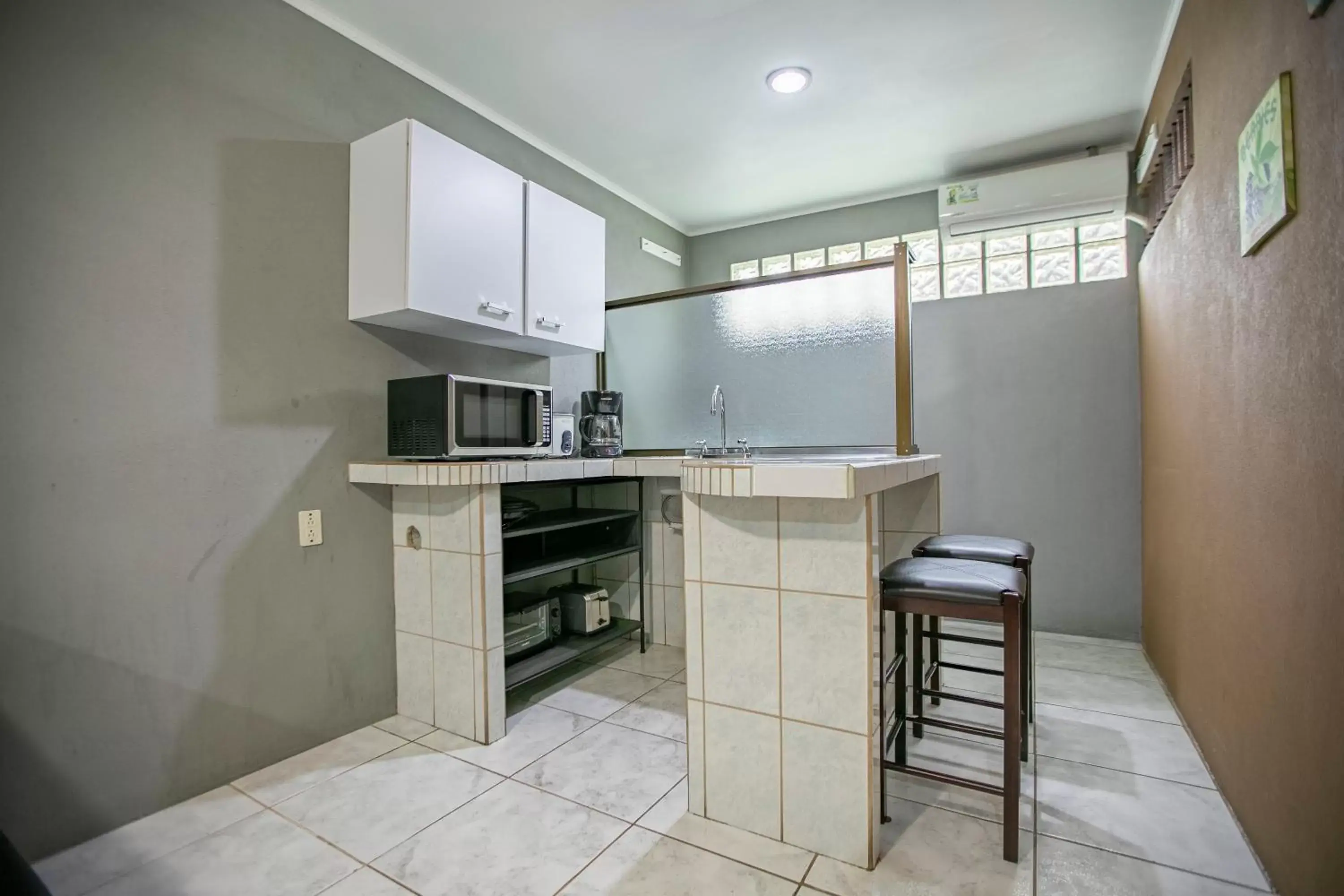 Kitchen or kitchenette, Kitchen/Kitchenette in Coati Arenal Lodge