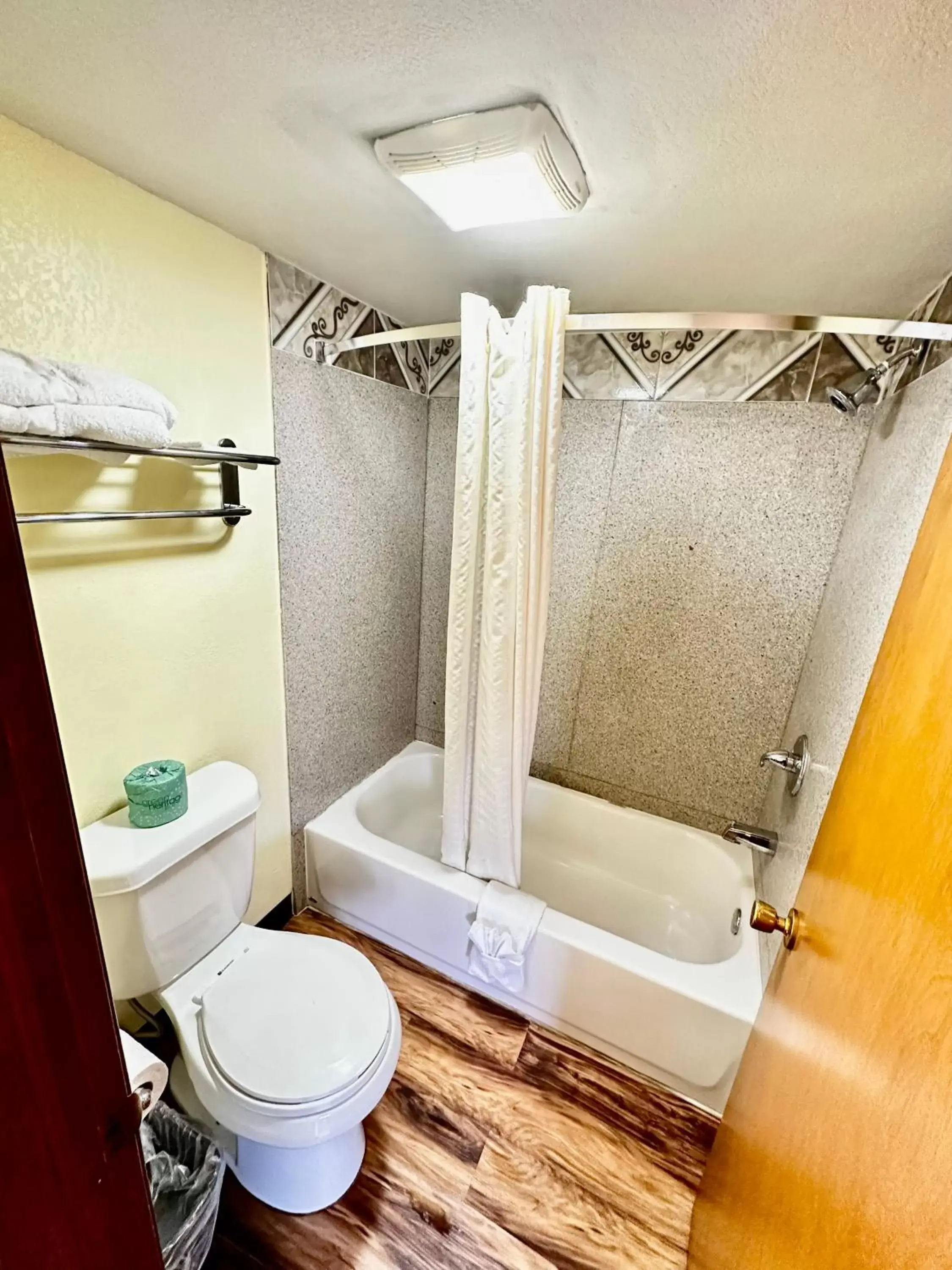 King Room in Regency Inn Iola King Room in Regency Inn Iola