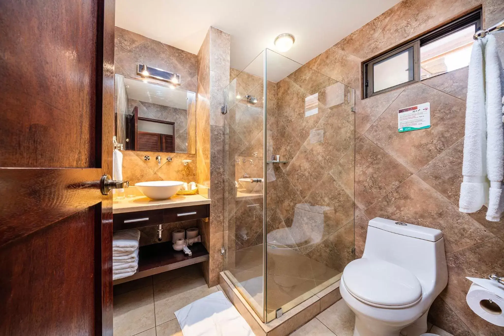 Shower, Bathroom in Hotel Arco Iris