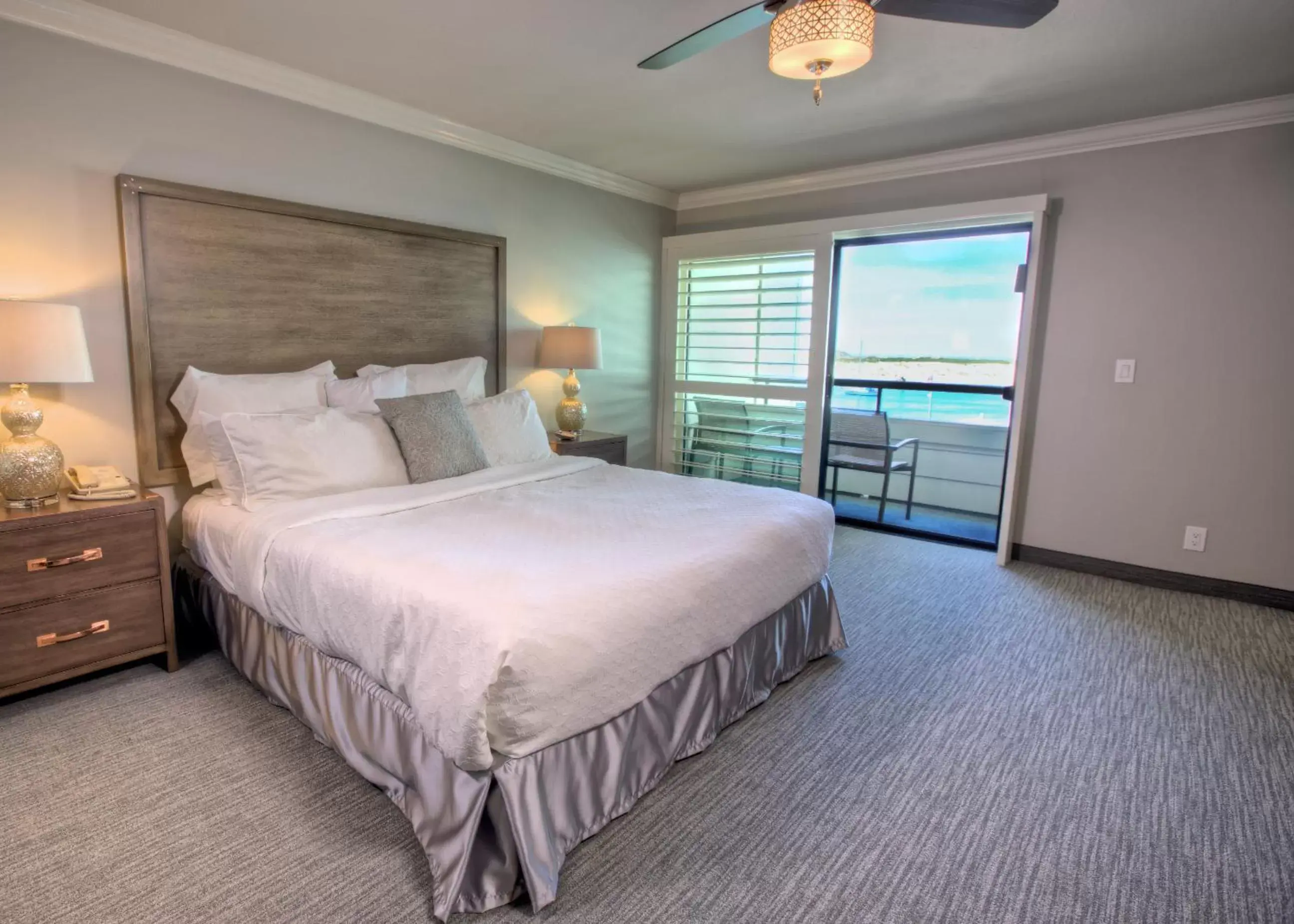 Bed in 456 Embarcadero Inn & Suites