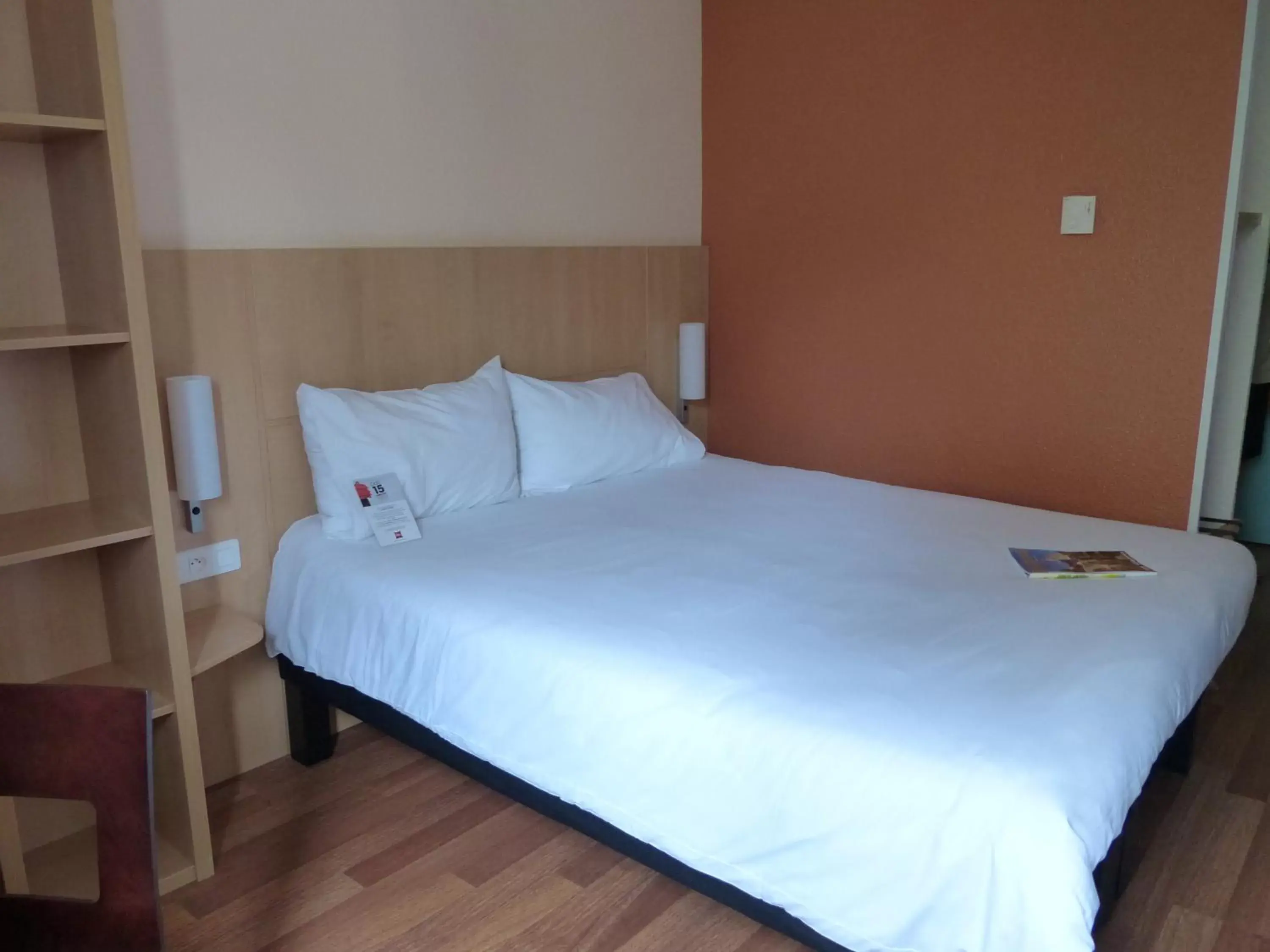 Photo of the whole room, Bed in ibis Périgueux Centre