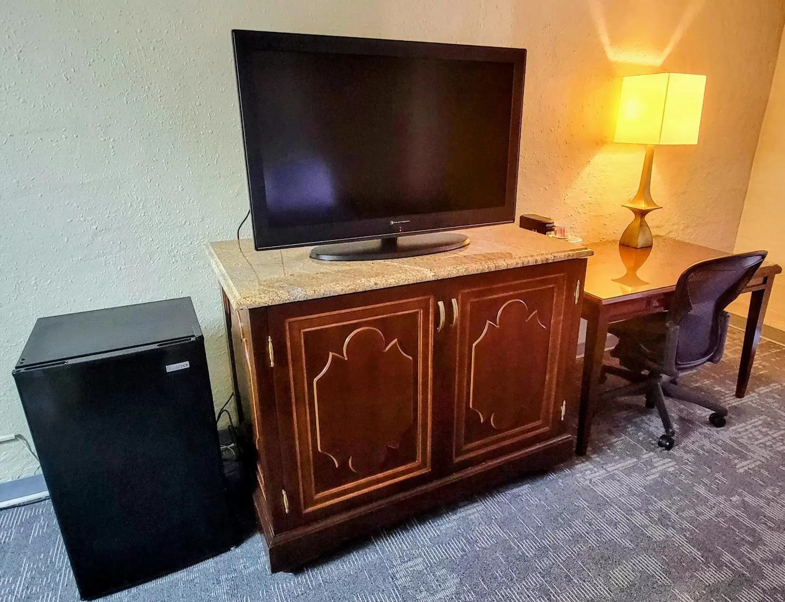 TV and multimedia, TV/Entertainment Center in Queen City Inn