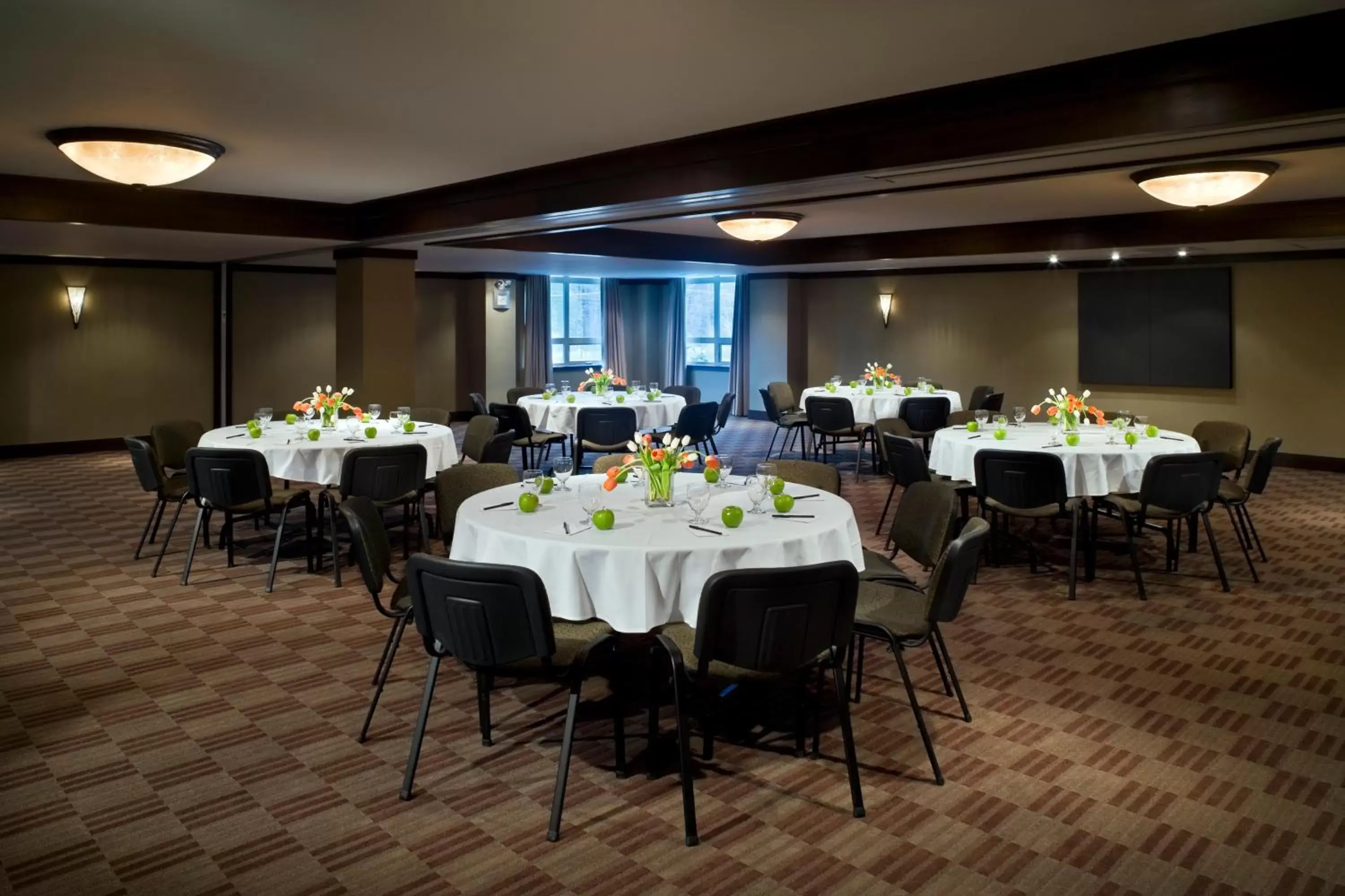 Business facilities, Restaurant/Places to Eat in Executive Suites Hotel and Resort, Squamish