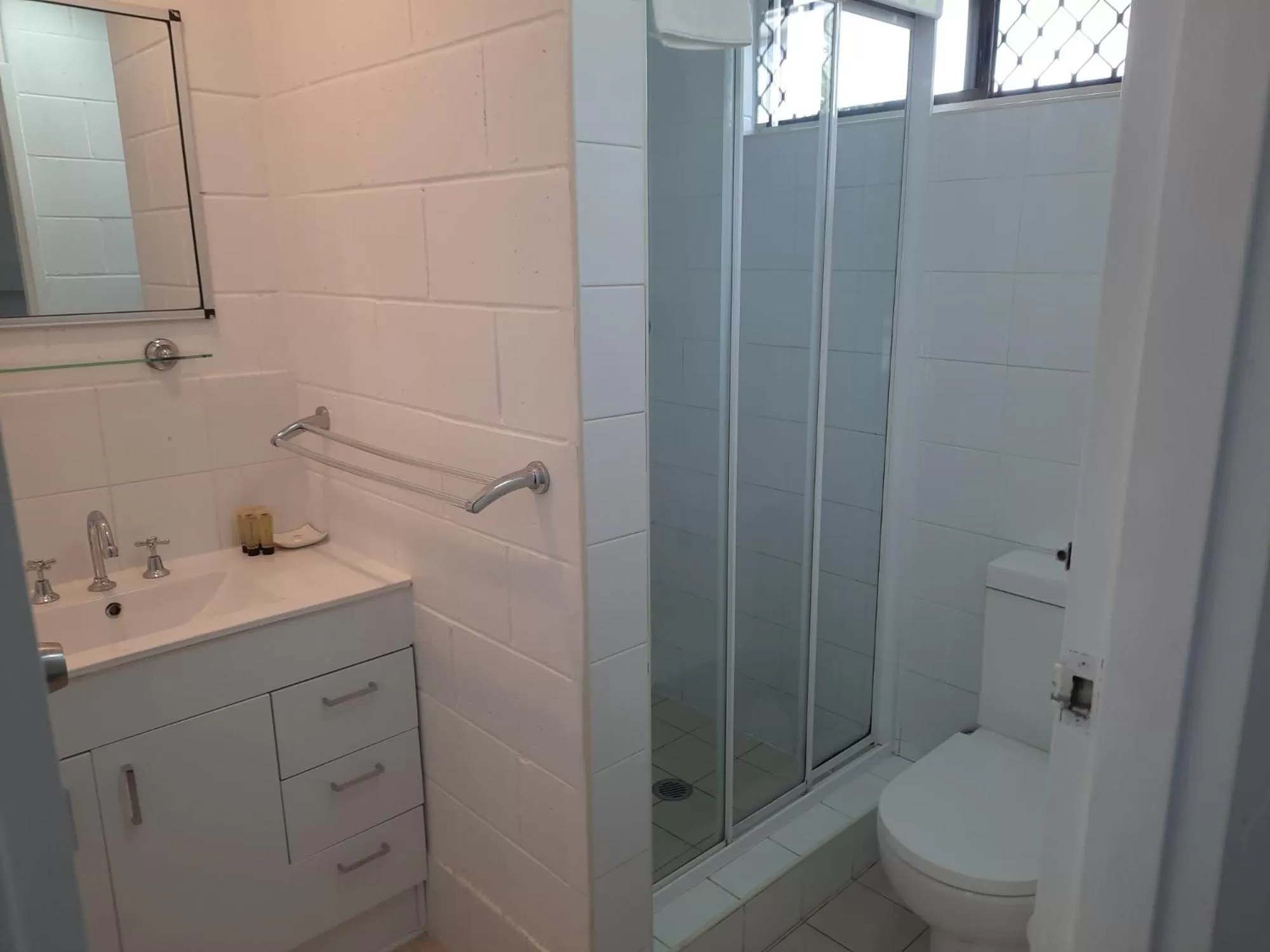 Shower in Cleveland Motor Inn