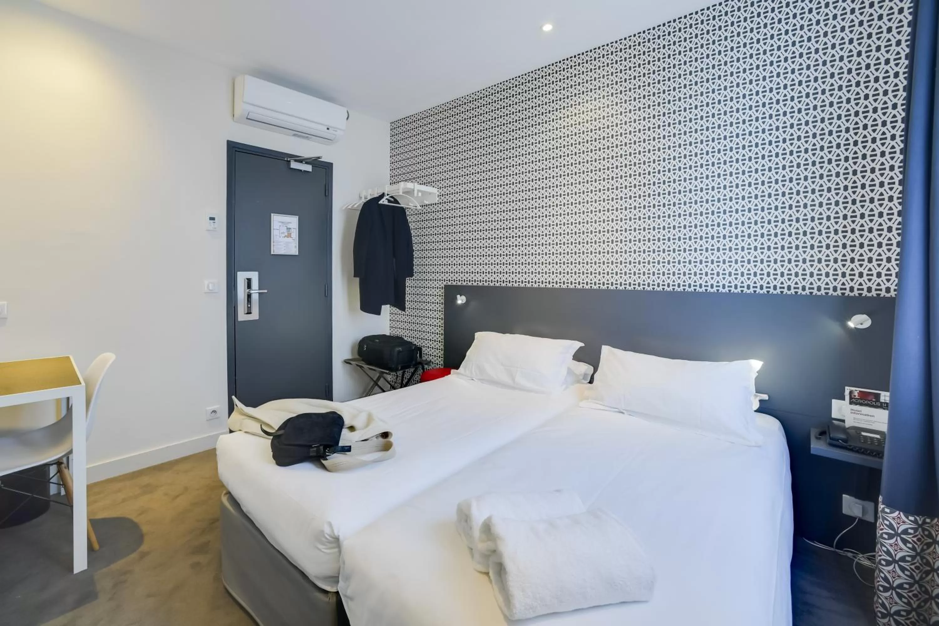 Photo of the whole room, Bed in Parici Hôtel Boulogne Billancourt