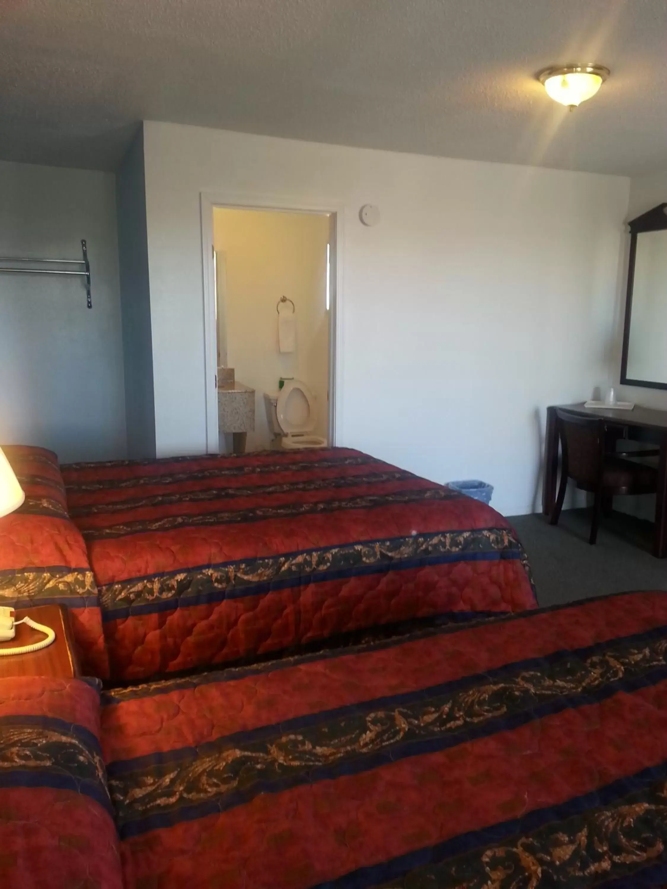 Photo of the whole room, Bed in Budget Inn