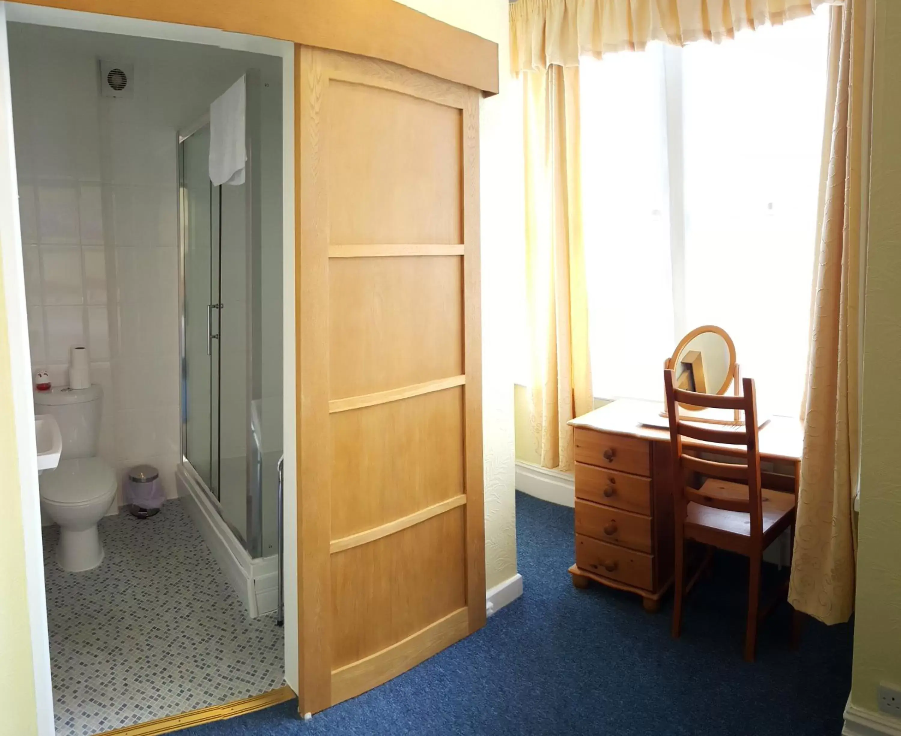 Shower, TV/Entertainment Center in The Ratcliffe Guest House