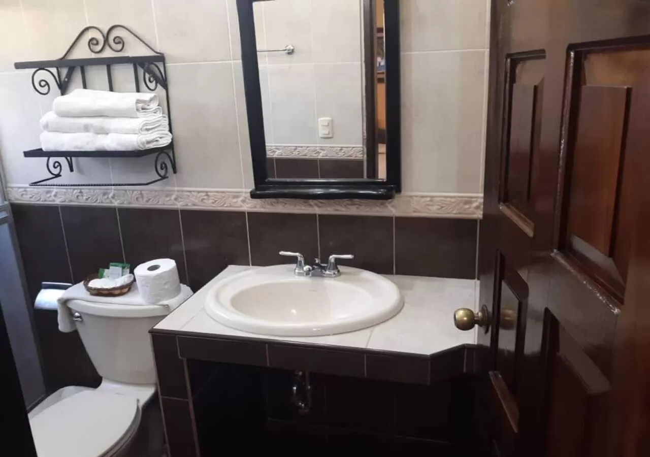 Bathroom in Hotel Acropolis Maya