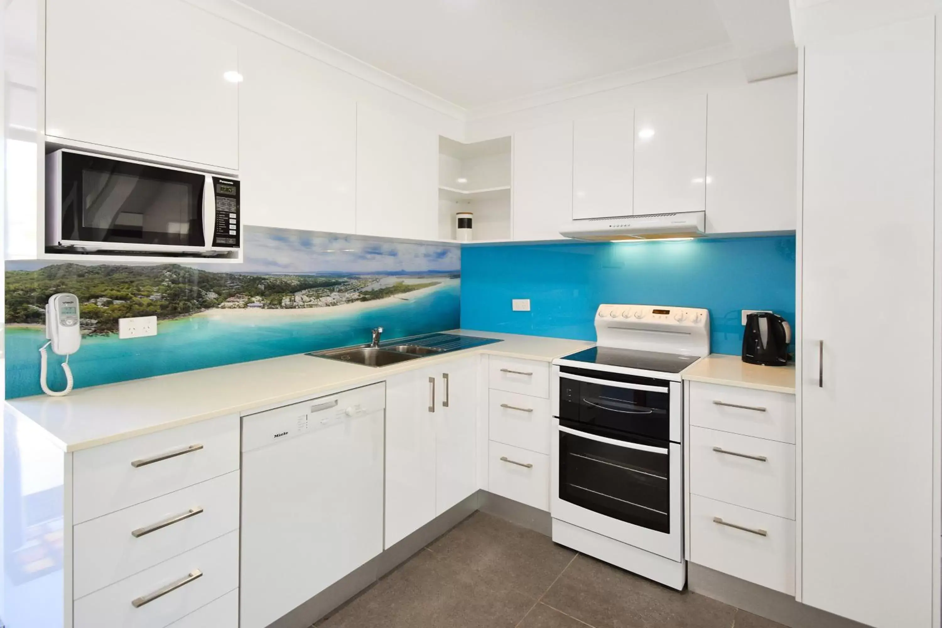 Kitchen or kitchenette, Kitchen/Kitchenette in Noosa Place Resort