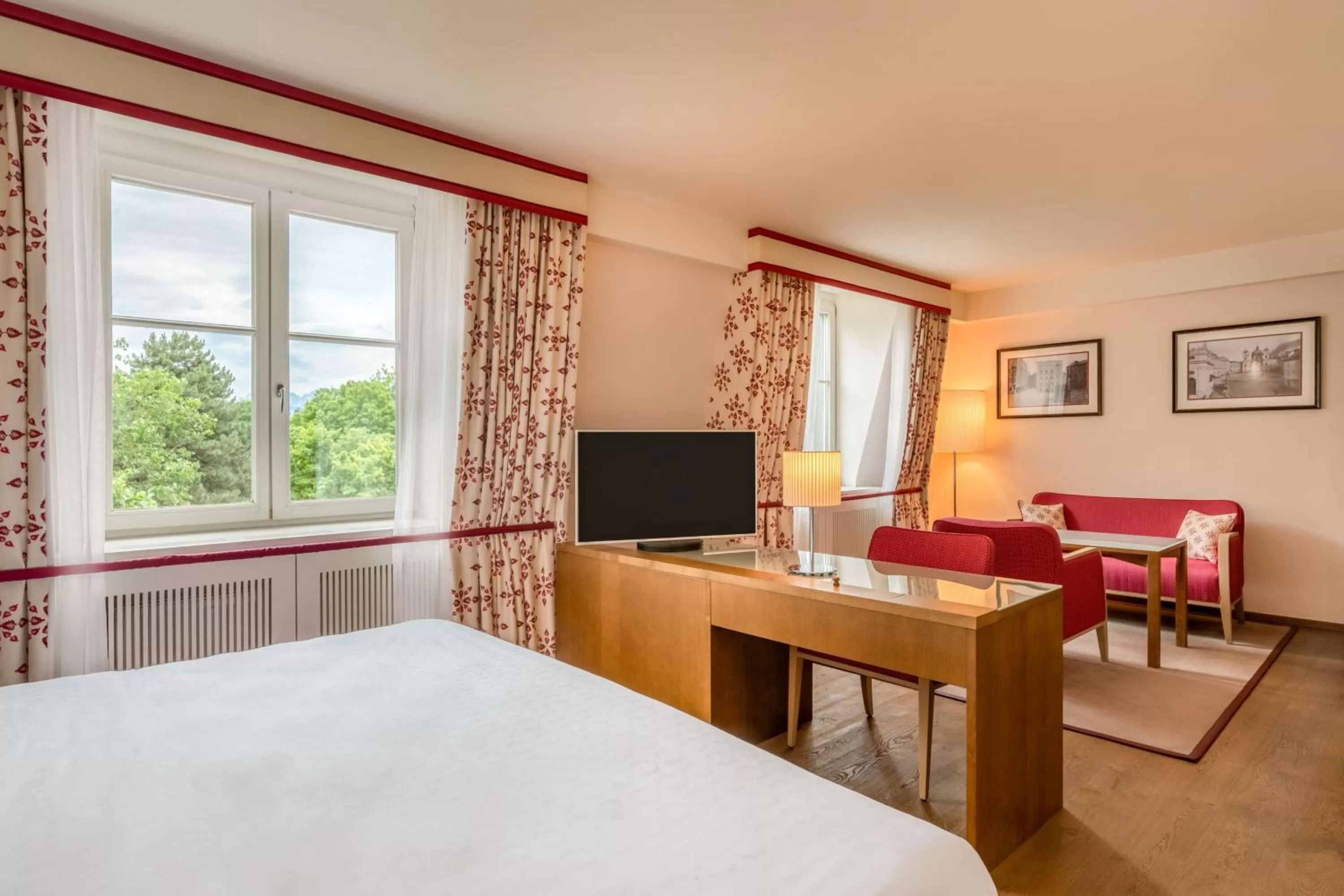 Photo of the whole room, Bed in Sheraton Grand Salzburg