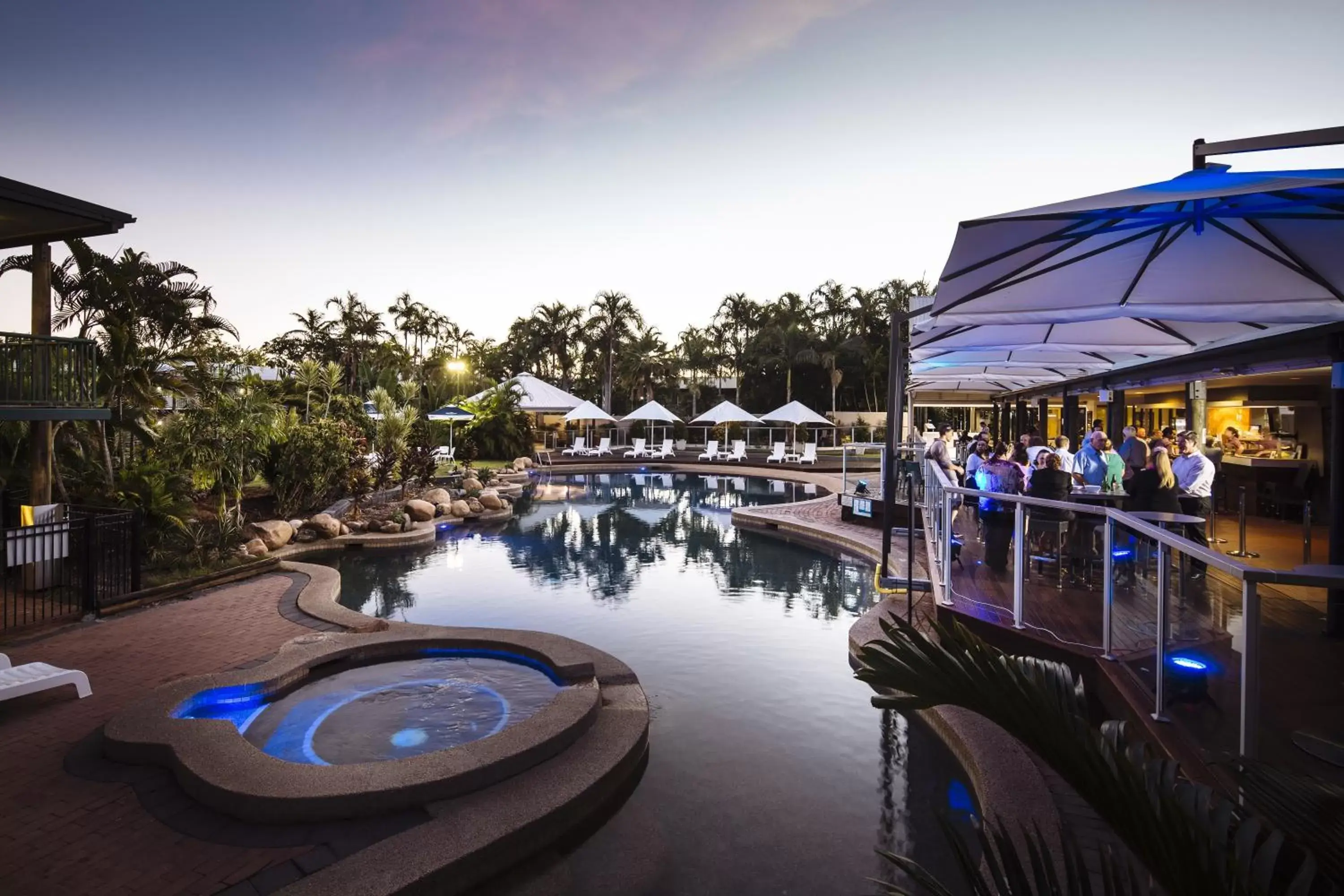 Restaurant/places to eat, Swimming Pool in Mercure Townsville