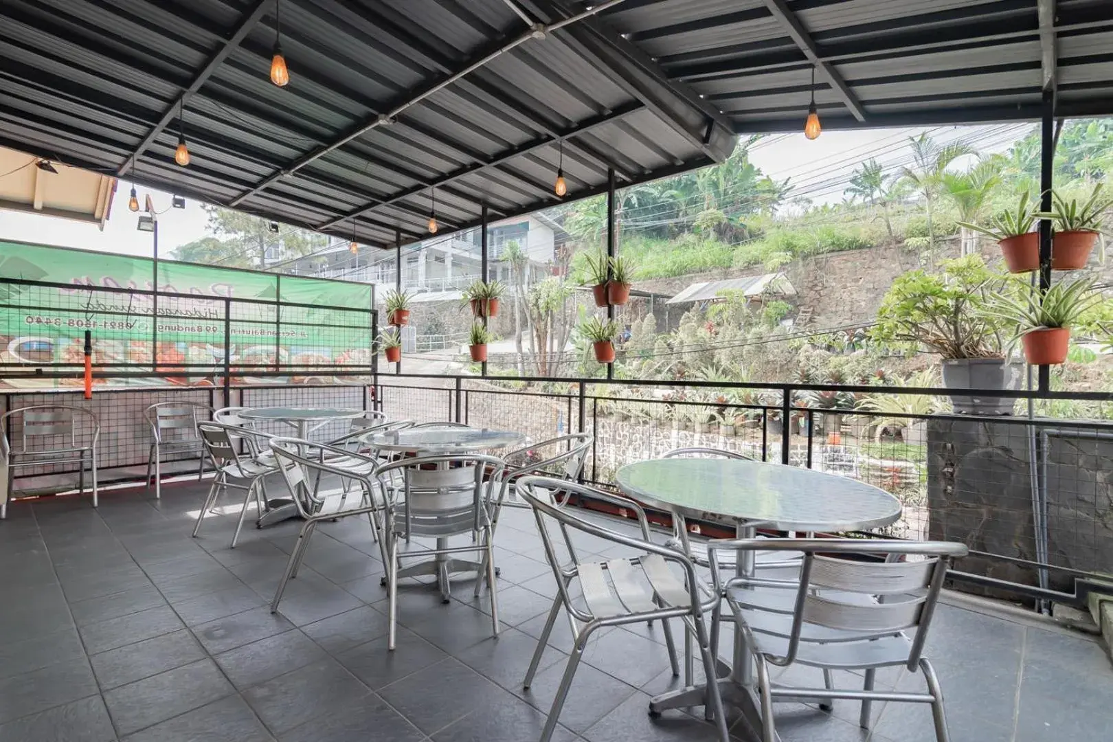 Restaurant/Places to Eat in Rossan Villa Hotel near Sersan Bajuri RedPartner