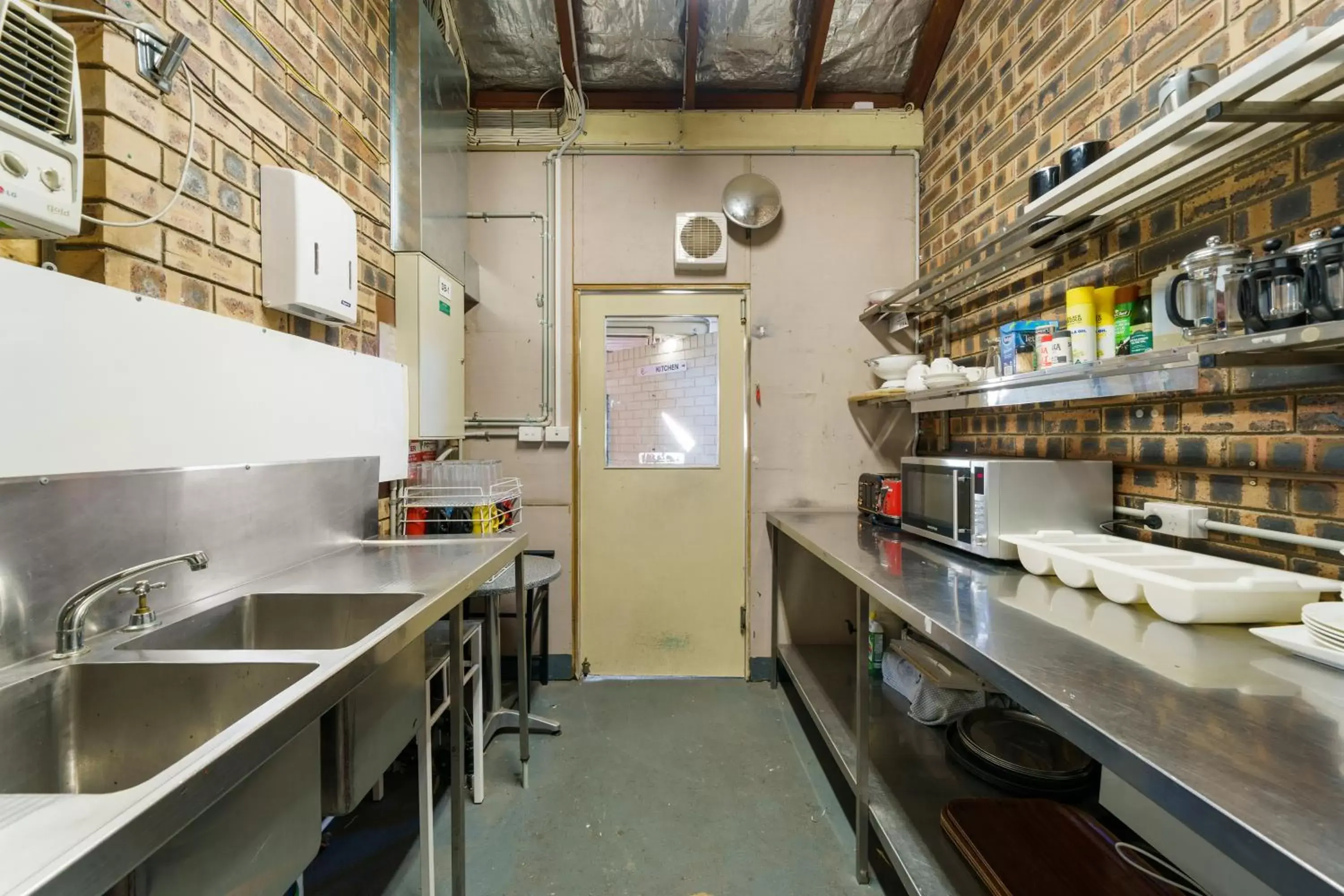 Communal kitchen, Kitchen/Kitchenette in Esk Wivenhoe Motor Inn