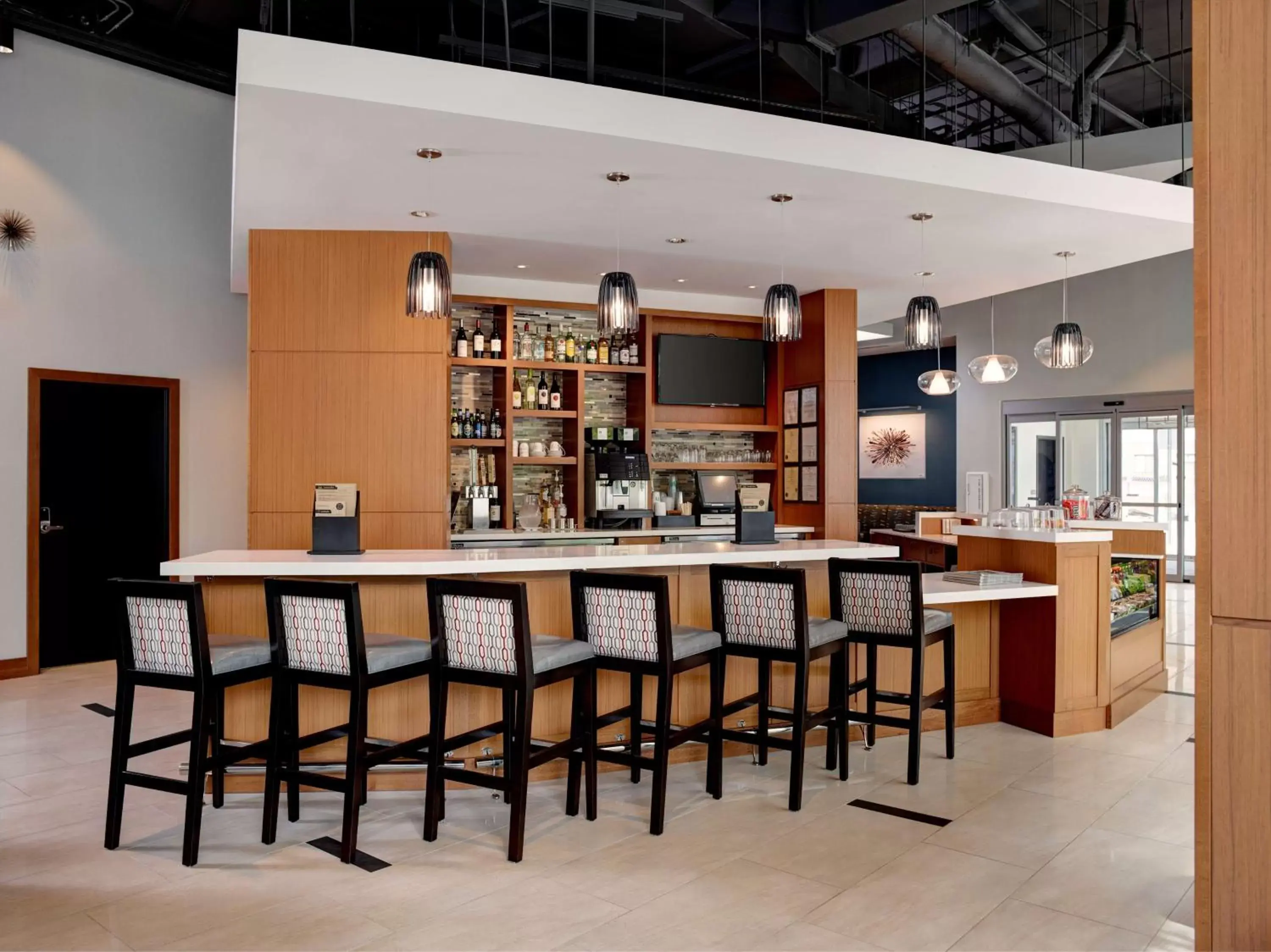 Lounge or bar in Hyatt Place Arlington Courthouse