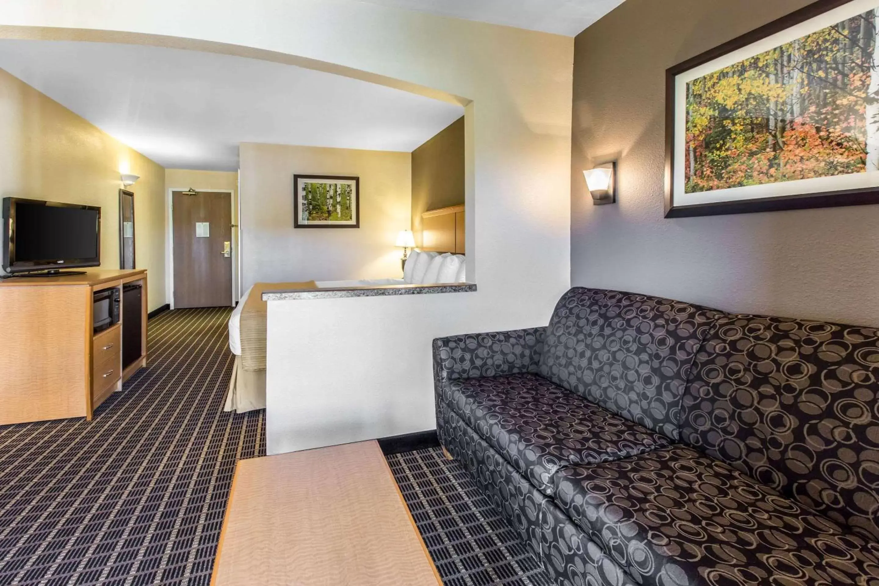 Photo of the whole room, Seating Area in Quality Inn and Suites Summit County