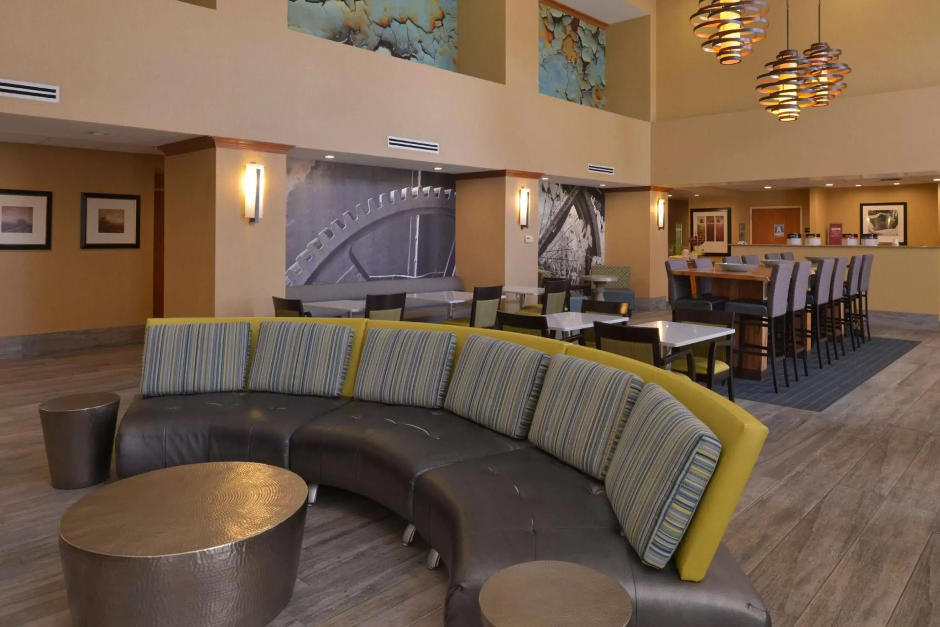 Lobby or reception, Lounge/Bar in Hampton Inn and Suites Bakersfield North-Airport