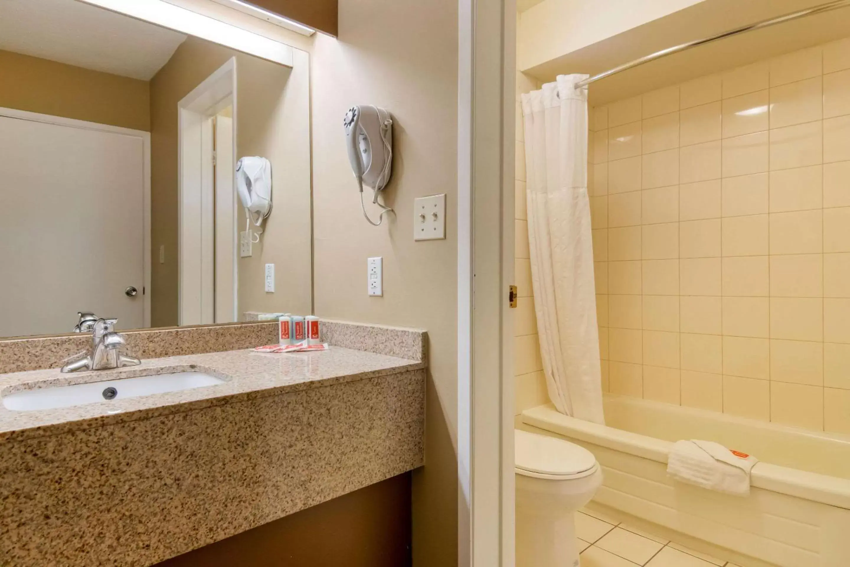 Bedroom, Bathroom in Econo Lodge Inn & Suites - North Vancouver