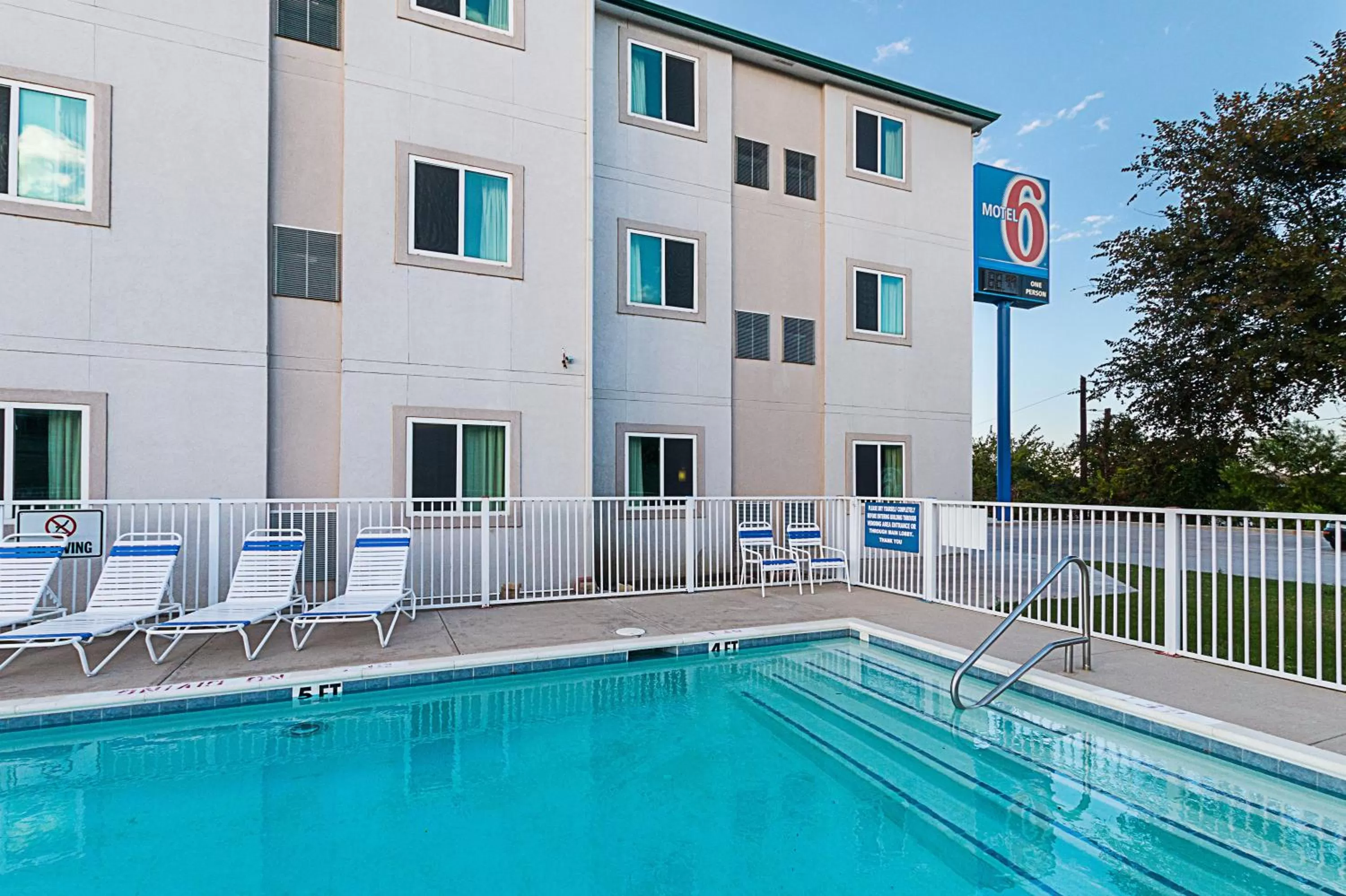 Swimming pool in Motel 6-Weatherford, TX