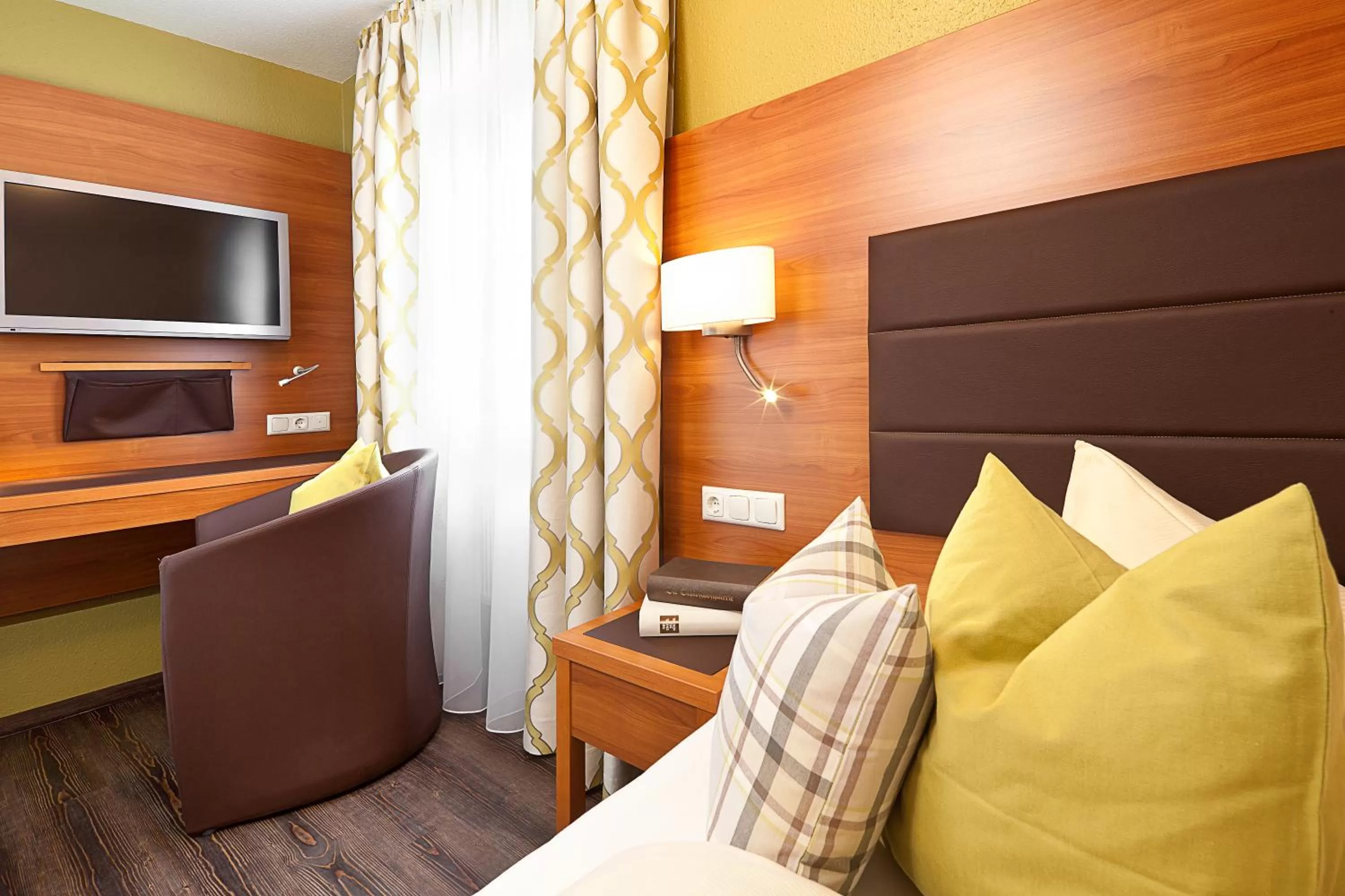 Photo of the whole room, Bed in Altstadt-Hotel Zum Hechten