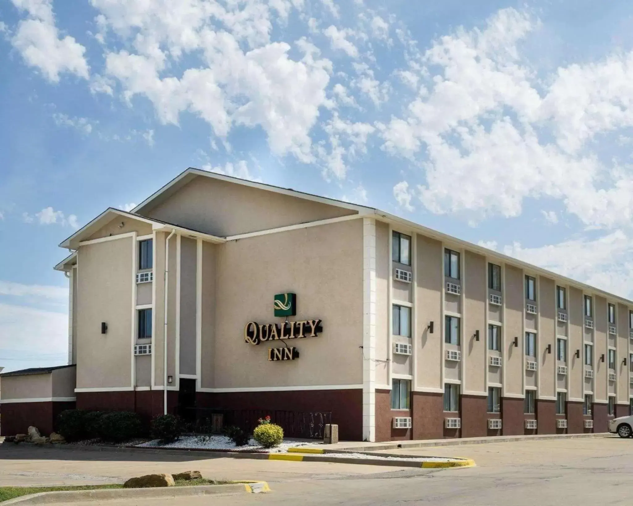 Property building in Quality Inn I-70 at Wanamaker