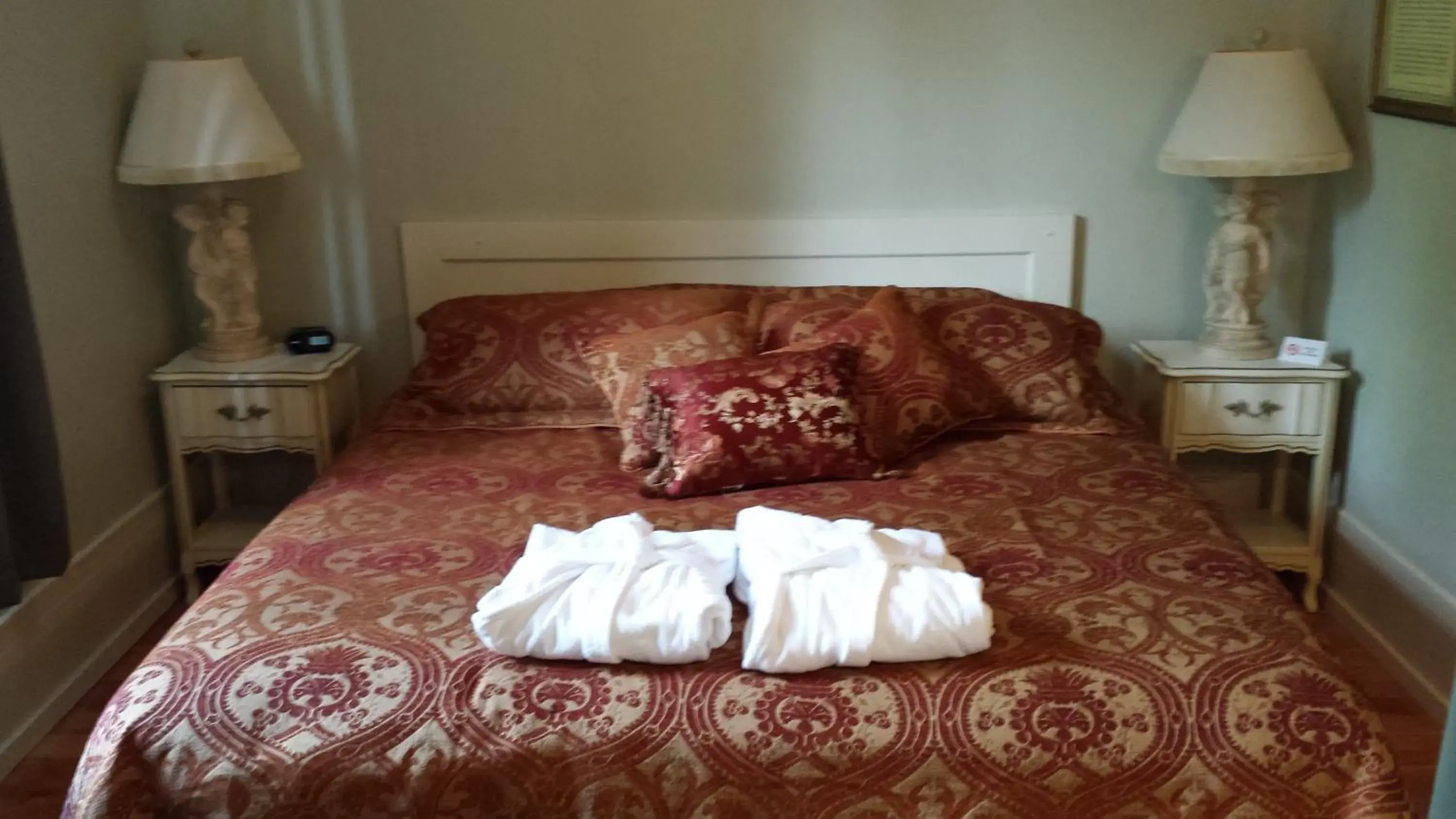 Bedroom, Bed in Centralia Square Grand Ballroom and Hotel