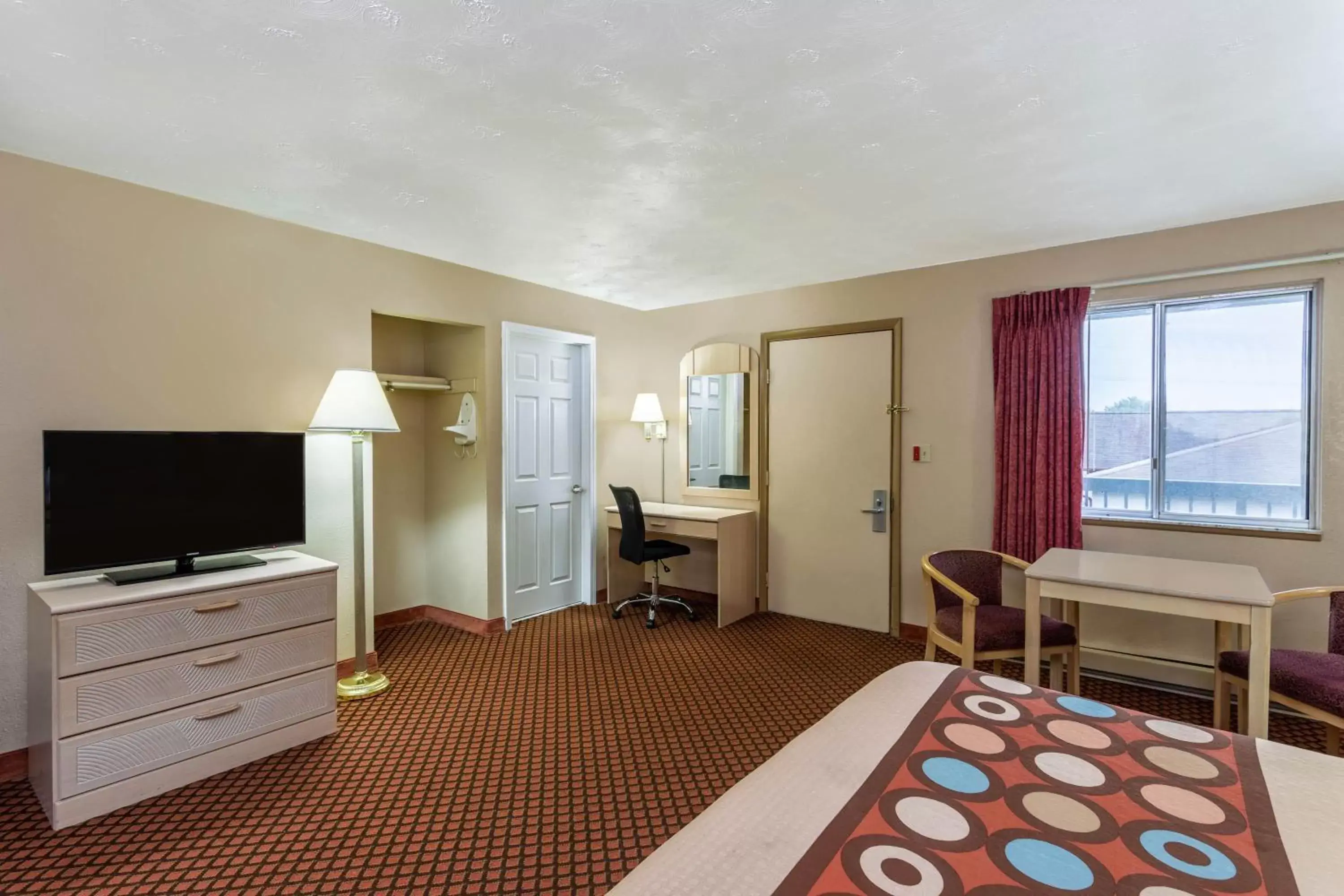 Bed, TV/Entertainment Center in Super 8 by Wyndham Marysville/Port Huron Area