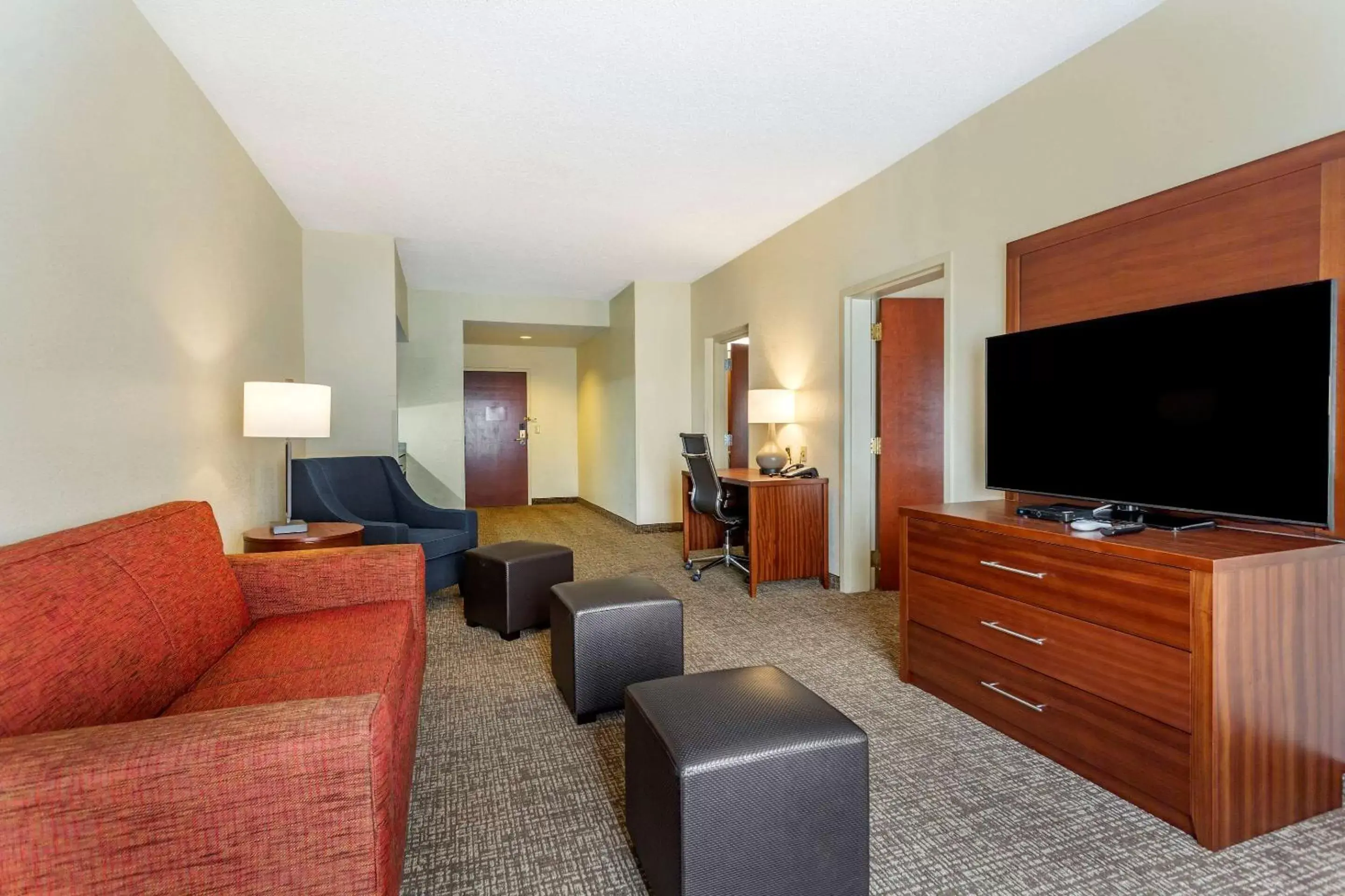 Bedroom, Seating Area in Comfort Suites Southaven I-55