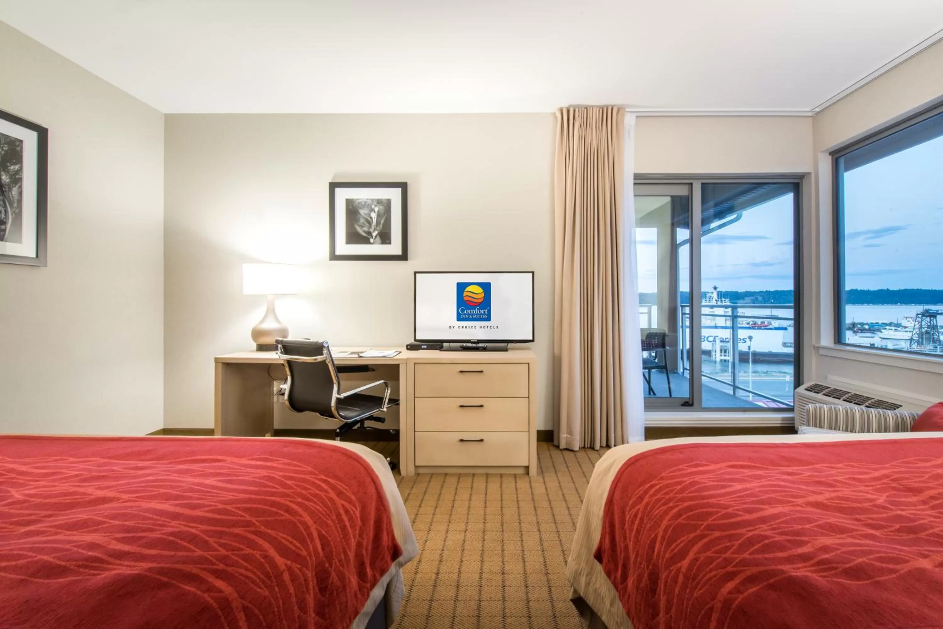 Decorative detail, Bed in Comfort Inn & Suites