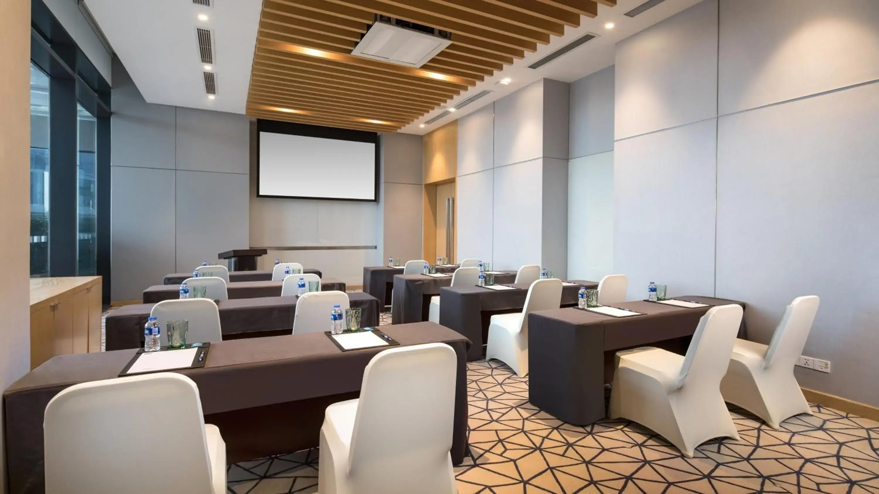 Meeting/conference room in Holiday Inn Express Suzhou Taihu Lake, an IHG Hotel