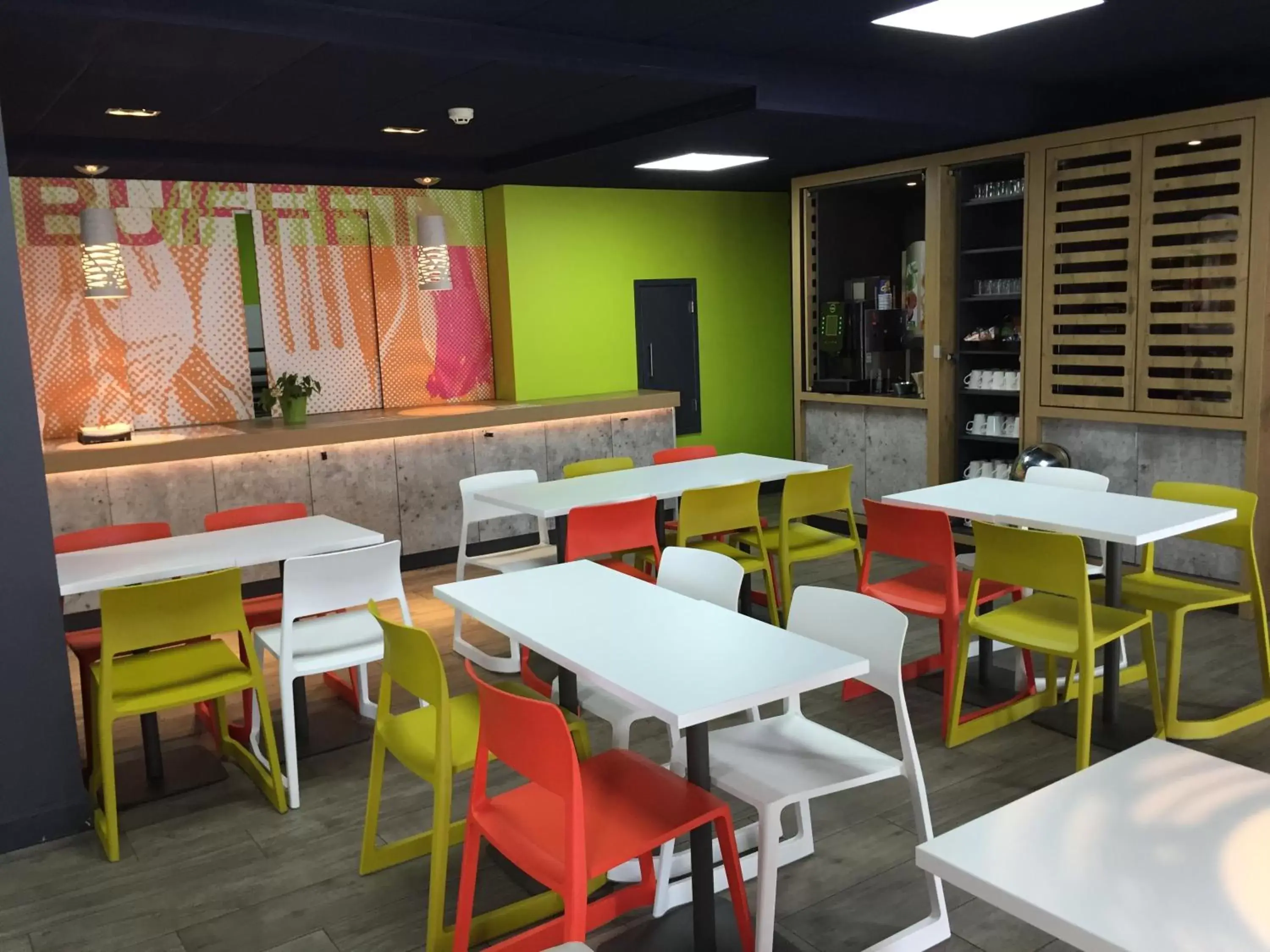 Lounge or bar, Restaurant/Places to Eat in ibis budget Cardiff Centre Lounge or bar, Restaurant/Places to Eat in ibis budget Cardiff Centre