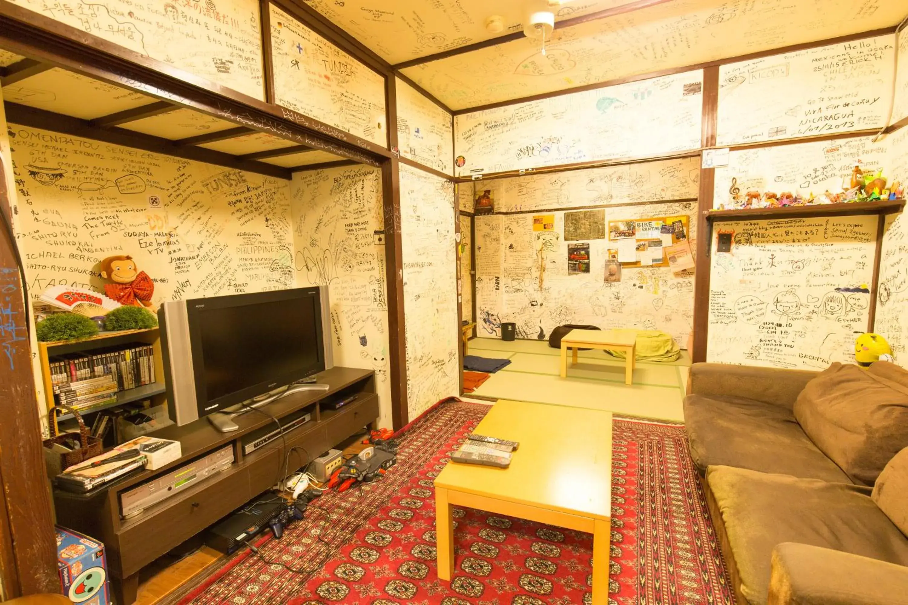 Communal lounge/ TV room in Backpackers Hotel Toyo
