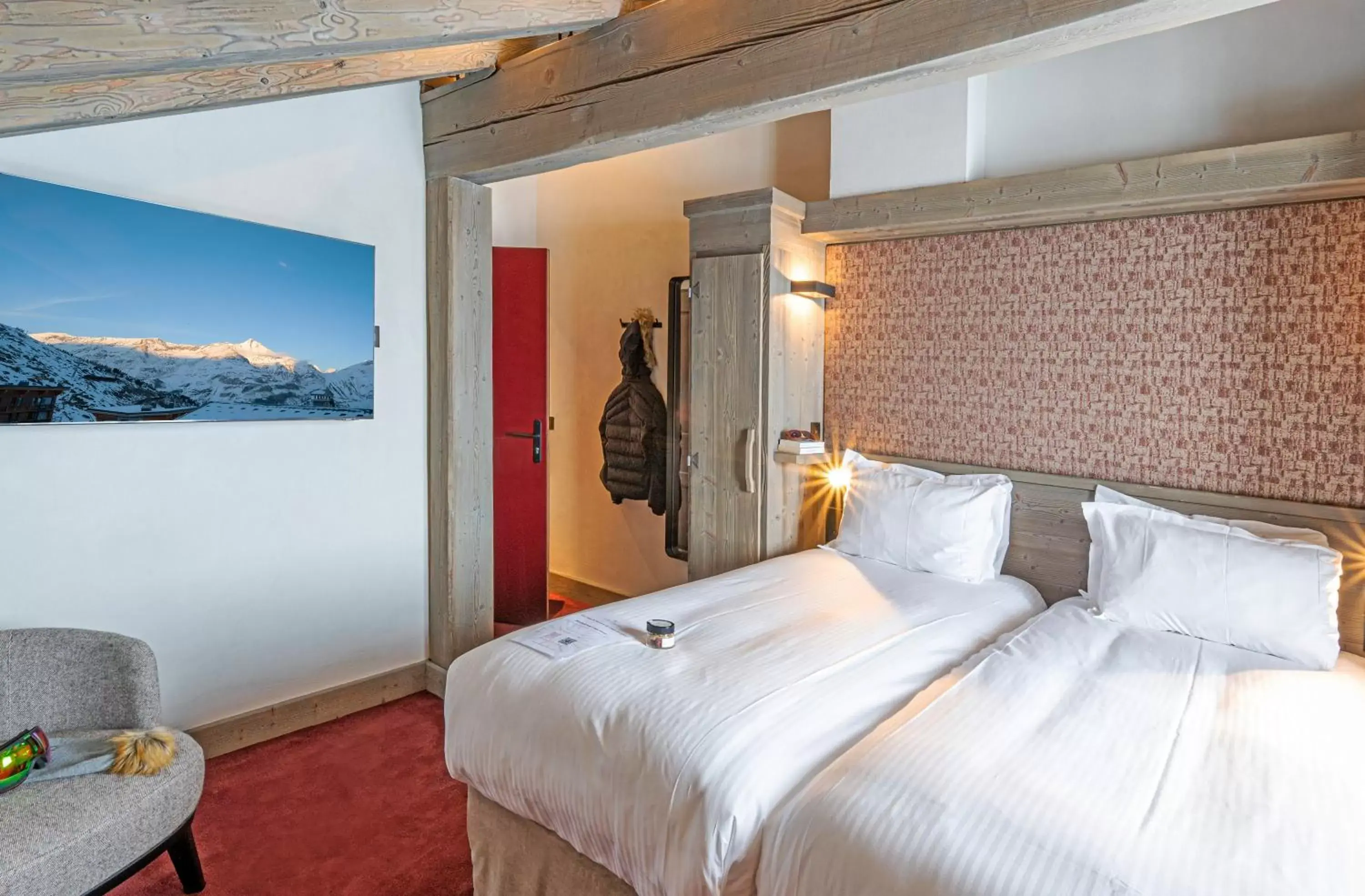 Bed in Hôtel L'Aigle du Montana by Les Etincelles