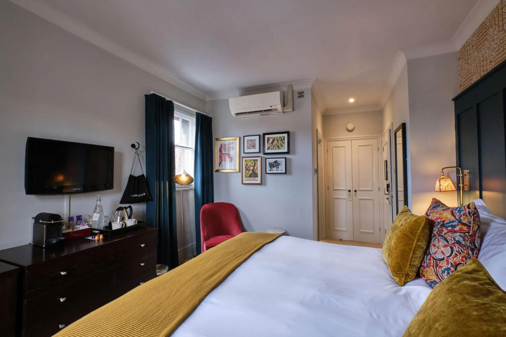 Photo of the whole room, Bed in The Bulls Head Hotel