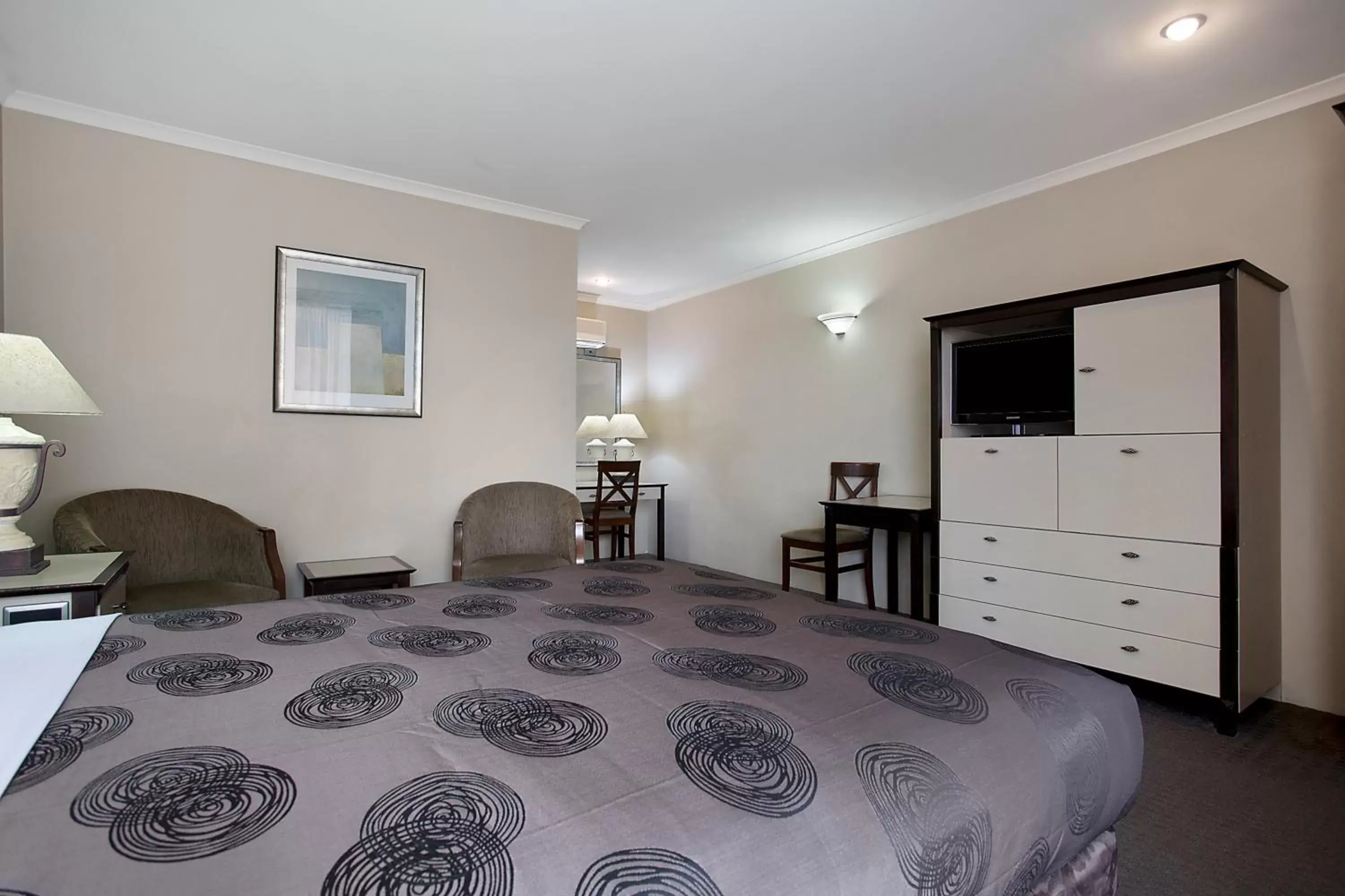 Bed in Comfort Inn on Raglan