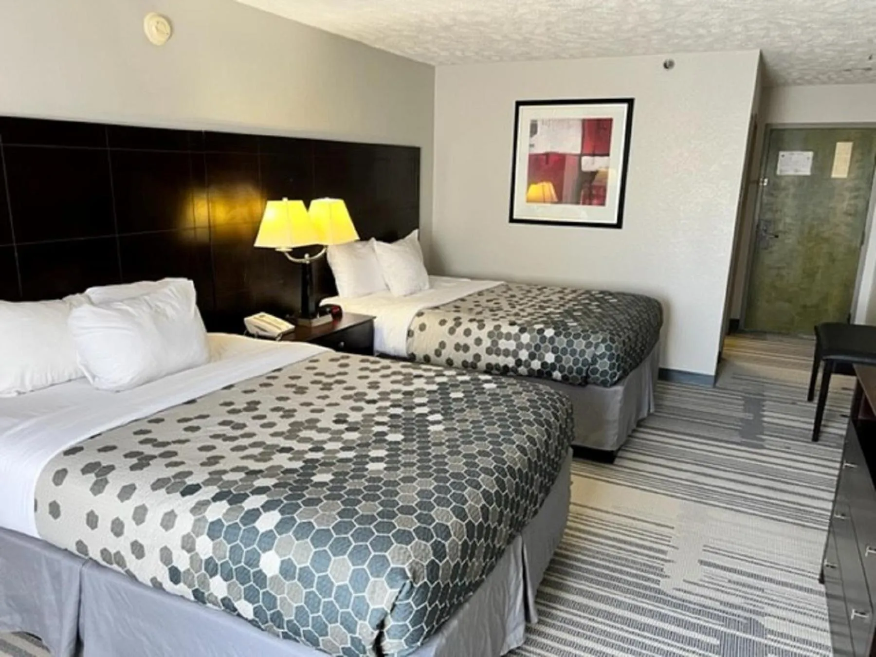 Bed in Super Inn & Suites Philadelphia