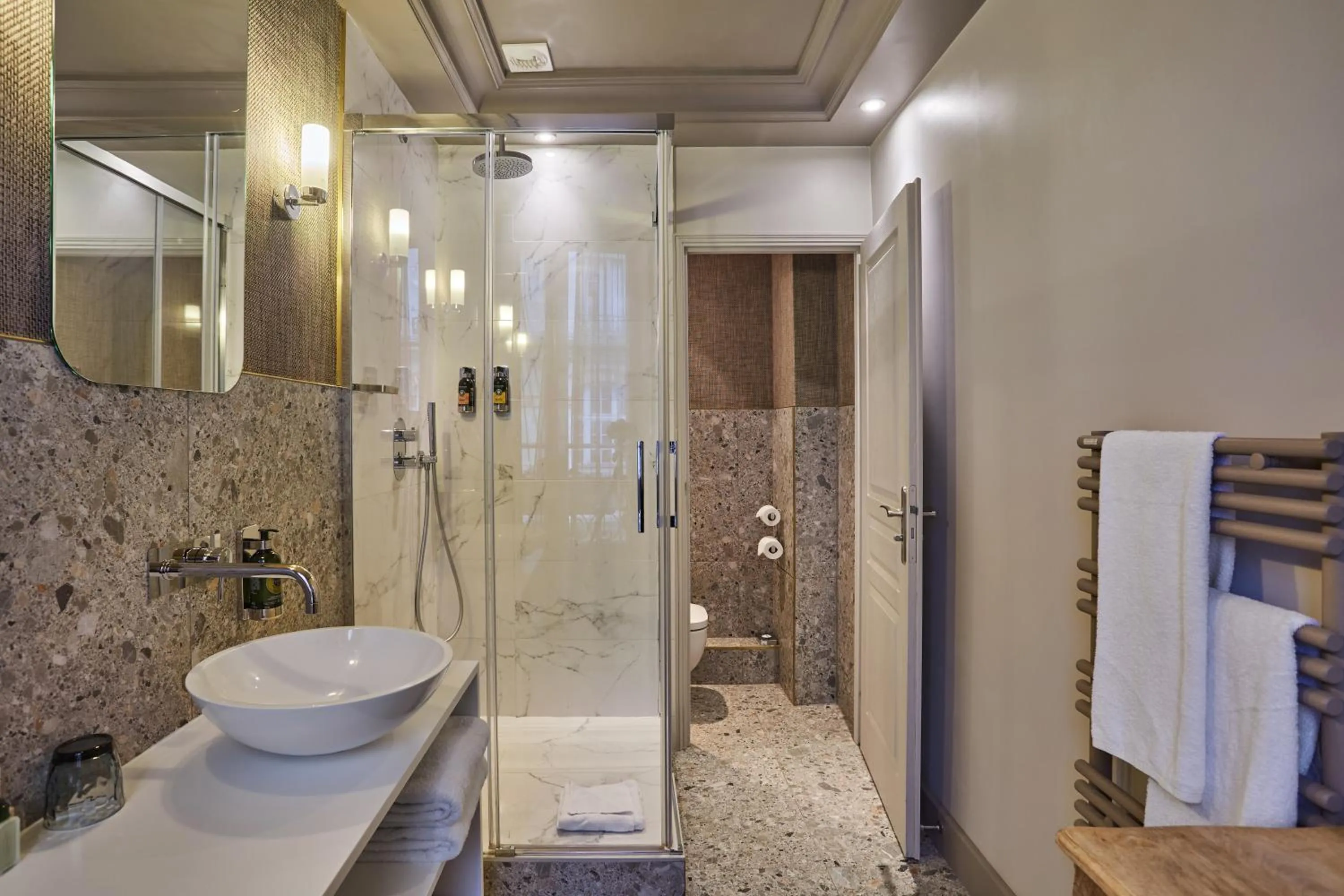 Bathroom in Le Robinet d'Or Paris Canal Saint Martin